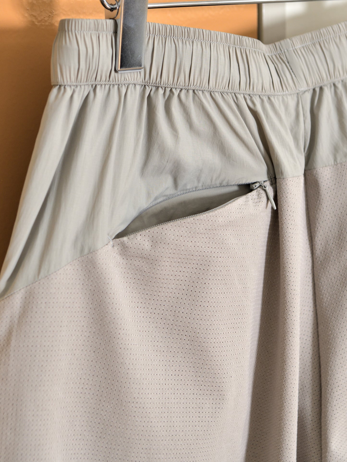 HIKING PATROL ハイキングパトロール SS26205 ORBIT LT TECHNICAL SHORTS サンド ベージュ ナイロンショーツ 北欧 ノルウェー アウトドア 都会 26SS 愛知県 名古屋 丸の内 セレクトショップ THIRD PLACE サードプレイス