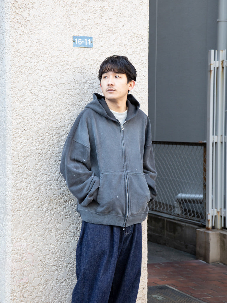 refomed リフォメッド 巾着ジップパーカー チャコール refomed（リフォメッド）】腰についた巾着ポケットが特徴のパーカー