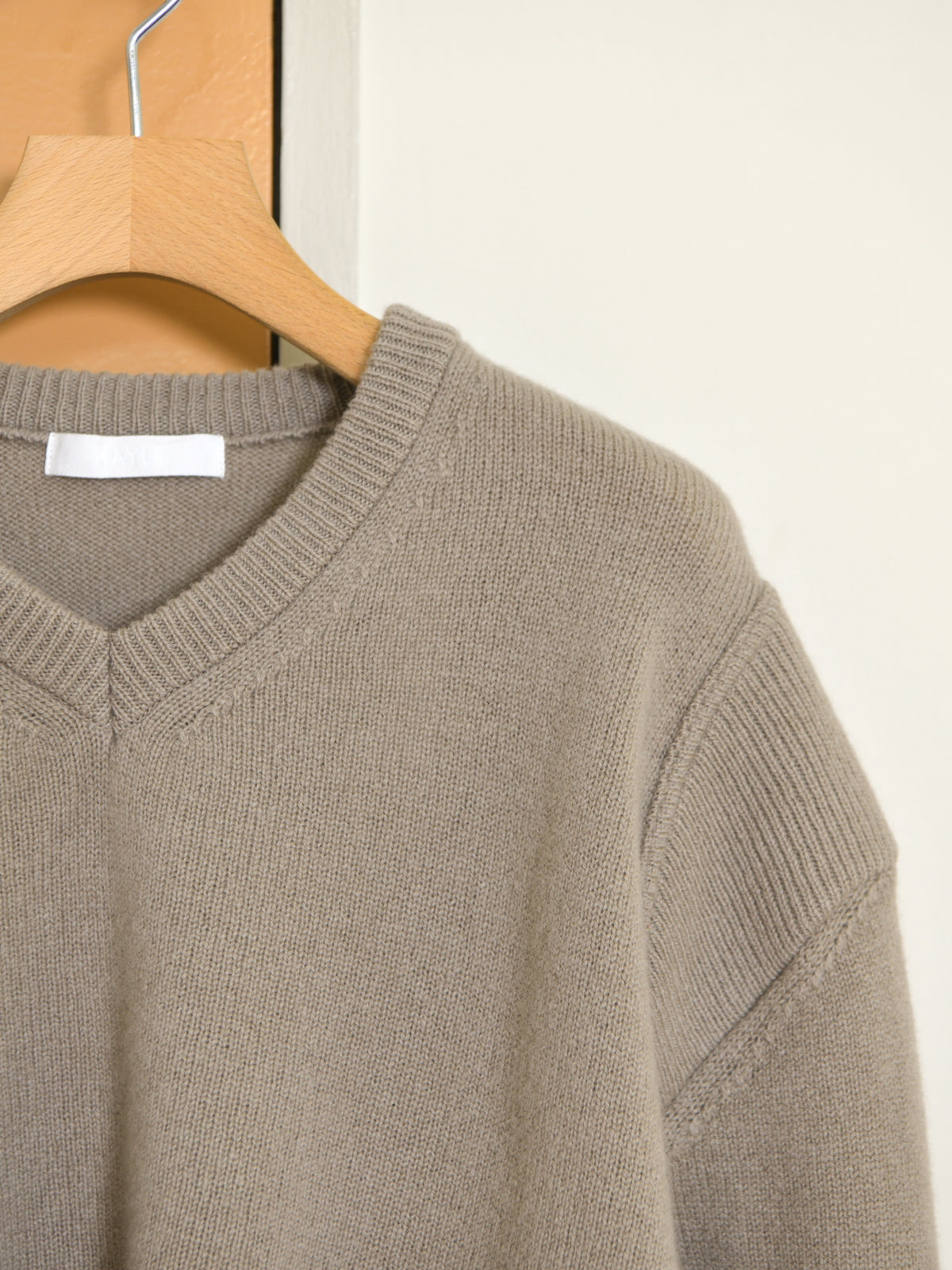 KAYLE ケイル PATCH PANEL V-NECK KNIT TAUPE K-2101 トープ ニット メリノウール ウール レディース 26FW 日本取り扱い 名古屋 丸の内 セレクトショップ THIRD PLACE サードプレイス