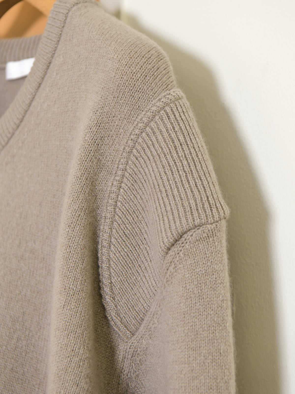 KAYLE ケイル PATCH PANEL V-NECK KNIT TAUPE K-2101 トープ ニット メリノウール ウール レディース 26FW 日本取り扱い 名古屋 丸の内 セレクトショップ THIRD PLACE サードプレイス