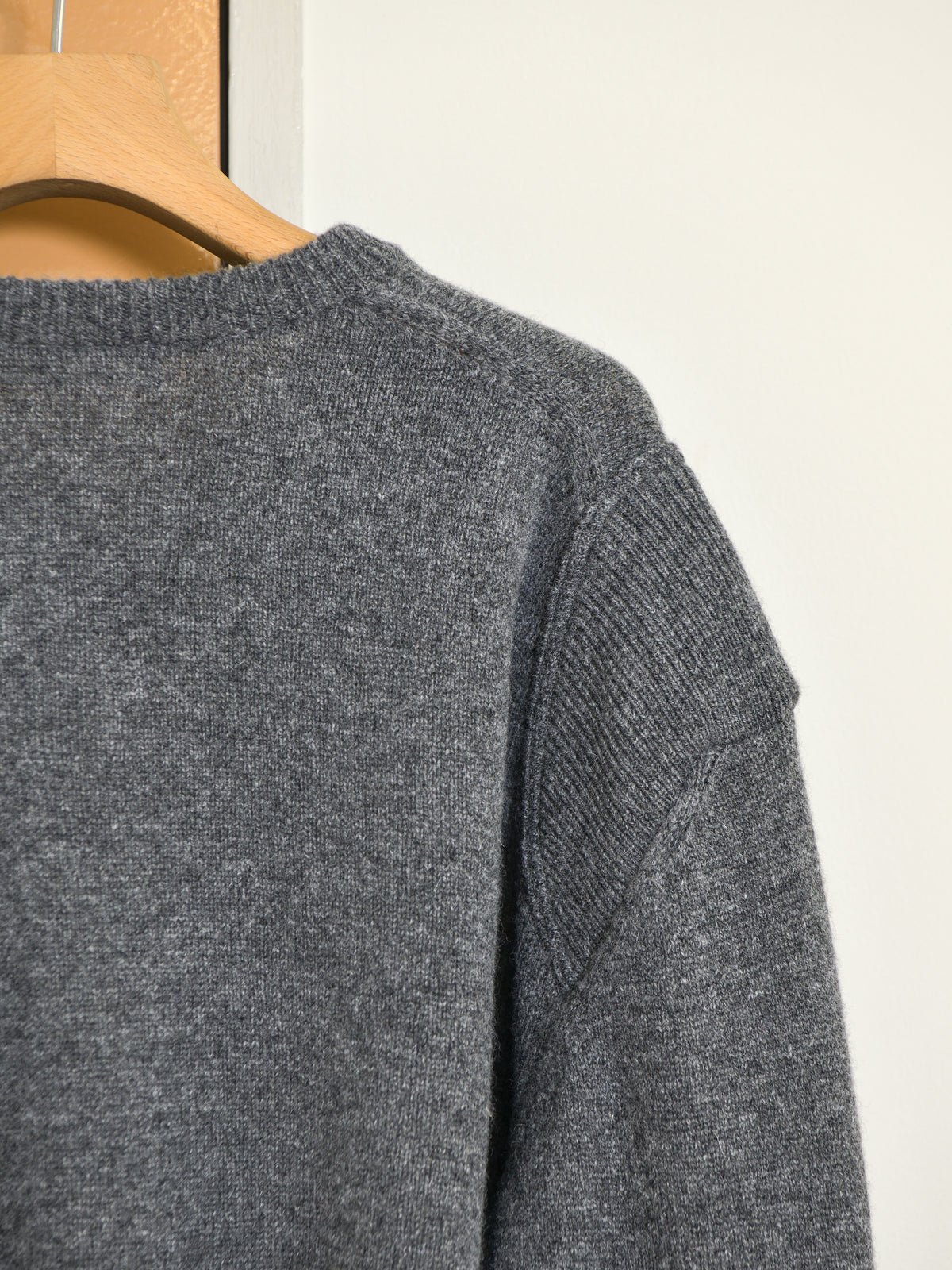 KAYLE ケイル PATCH PANEL V-NECK KNIT CHARCOAL K-2101 チャコール ニット メリノウール ウール レディース 26FW 日本取り扱い 名古屋 丸の内 セレクトショップ THIRD PLACE サードプレイス