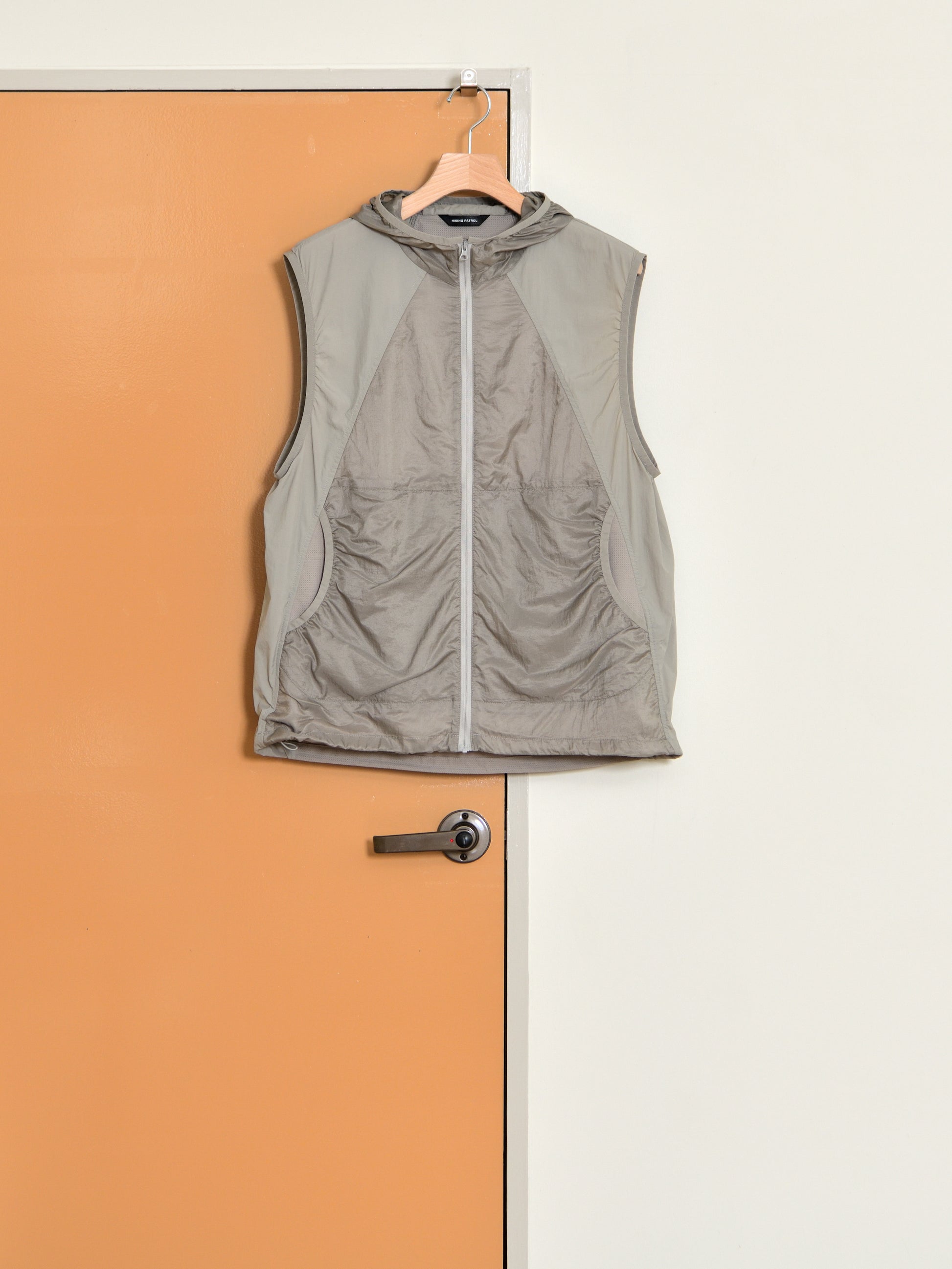 HIKING PATROL ハイキングパトロール SS26008 ORBIT LT TECHNICAL VEST  サンド ベージュ ナイロンベスト 北欧 ノルウェー アウトドア 都会 26SS 愛知県 名古屋 丸の内 セレクトショップ THIRD PLACE サードプレイス