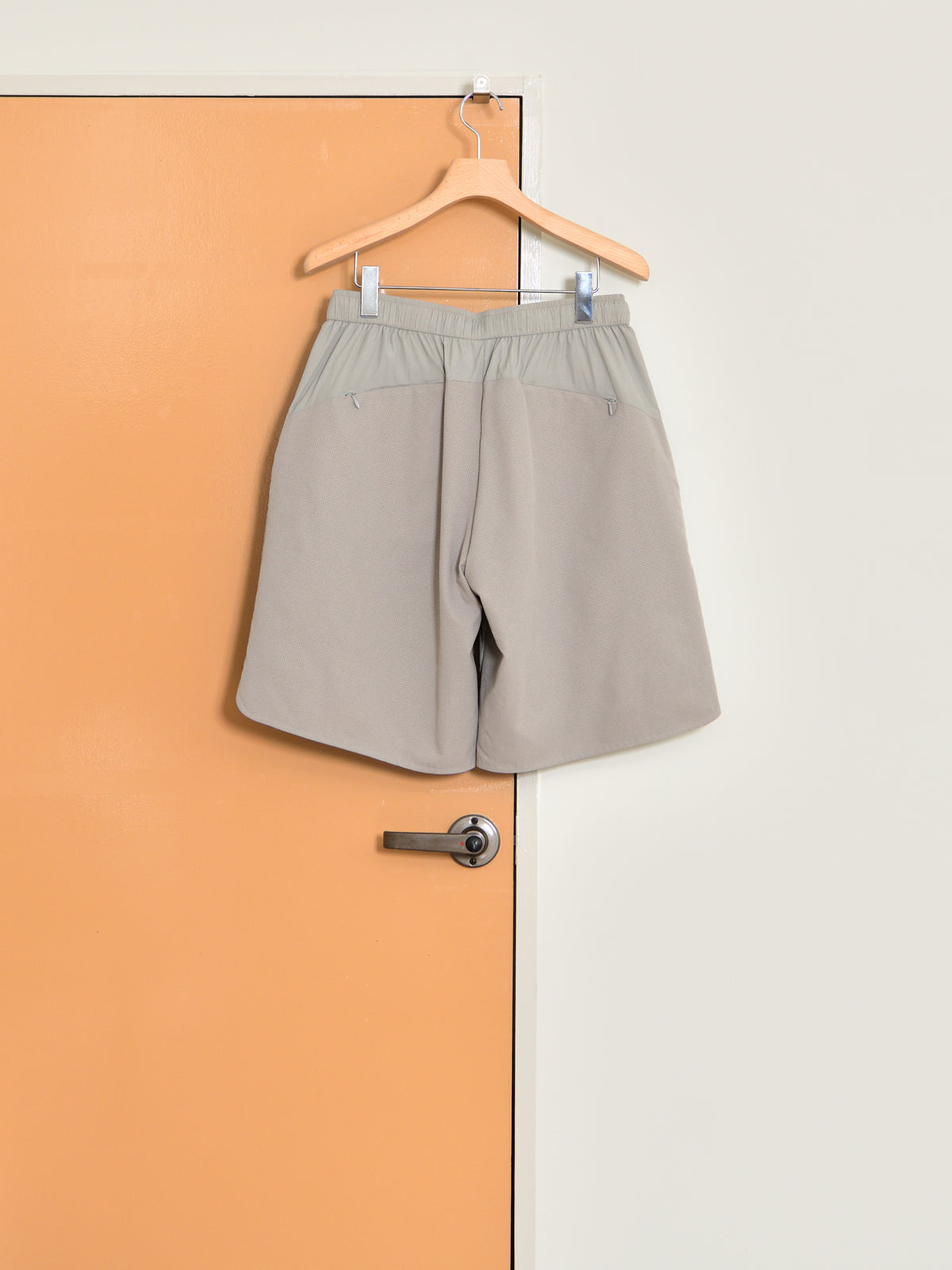 HIKING PATROL ハイキングパトロール SS26205 ORBIT LT TECHNICAL SHORTS  サンド ベージュ ナイロンショーツ 北欧 ノルウェー アウトドア 都会 26SS 愛知県 名古屋 丸の内 セレクトショップ THIRD PLACE サードプレイス