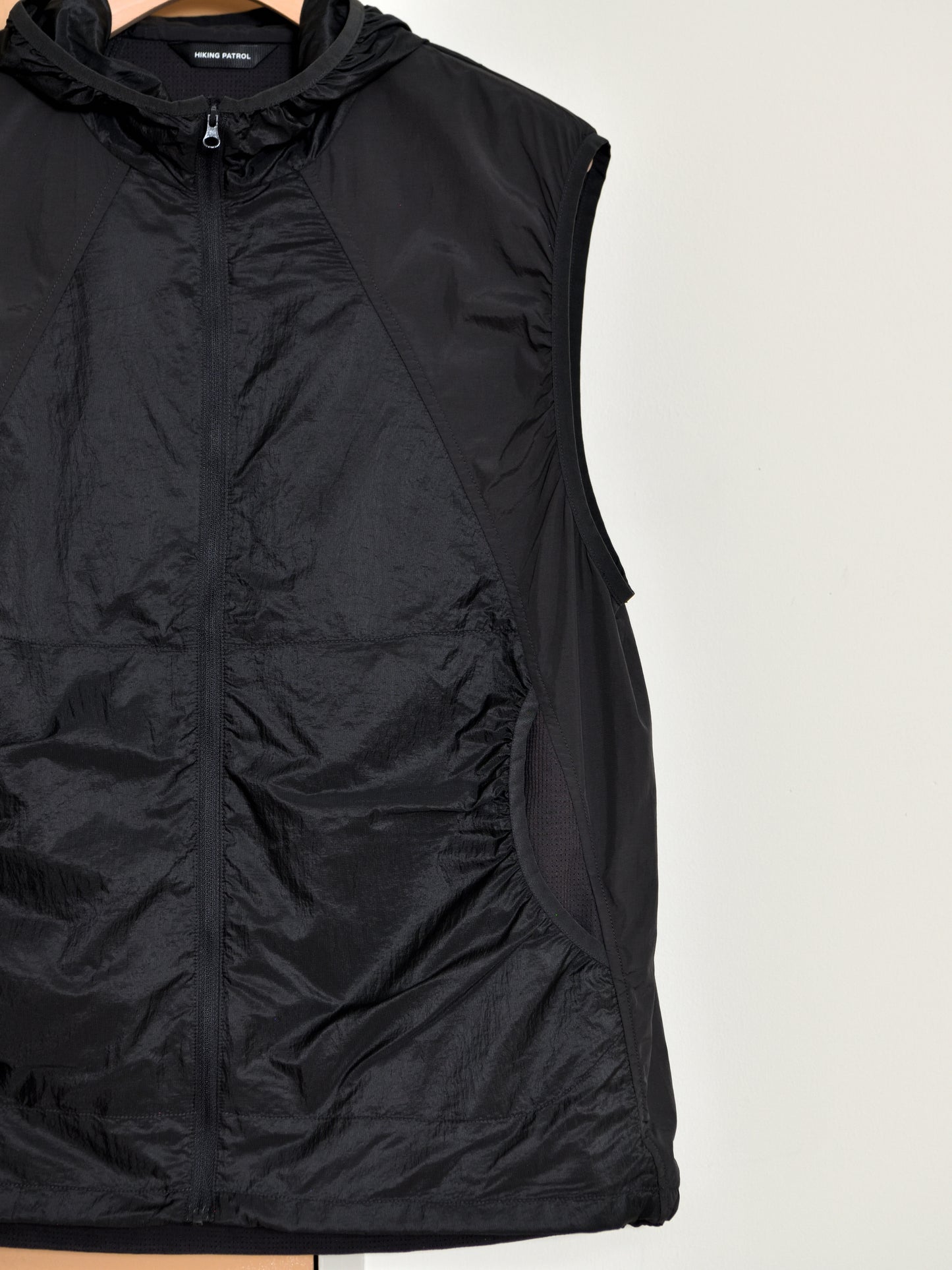 HIKING PATROL ハイキングパトロール SS26008 ORBIT LT TECHNICAL VEST  チャコール ブラック ナイロンベスト 北欧 ノルウェー アウトドア 都会 26SS 愛知県 名古屋 丸の内 セレクトショップ THIRD PLACE サードプレイス