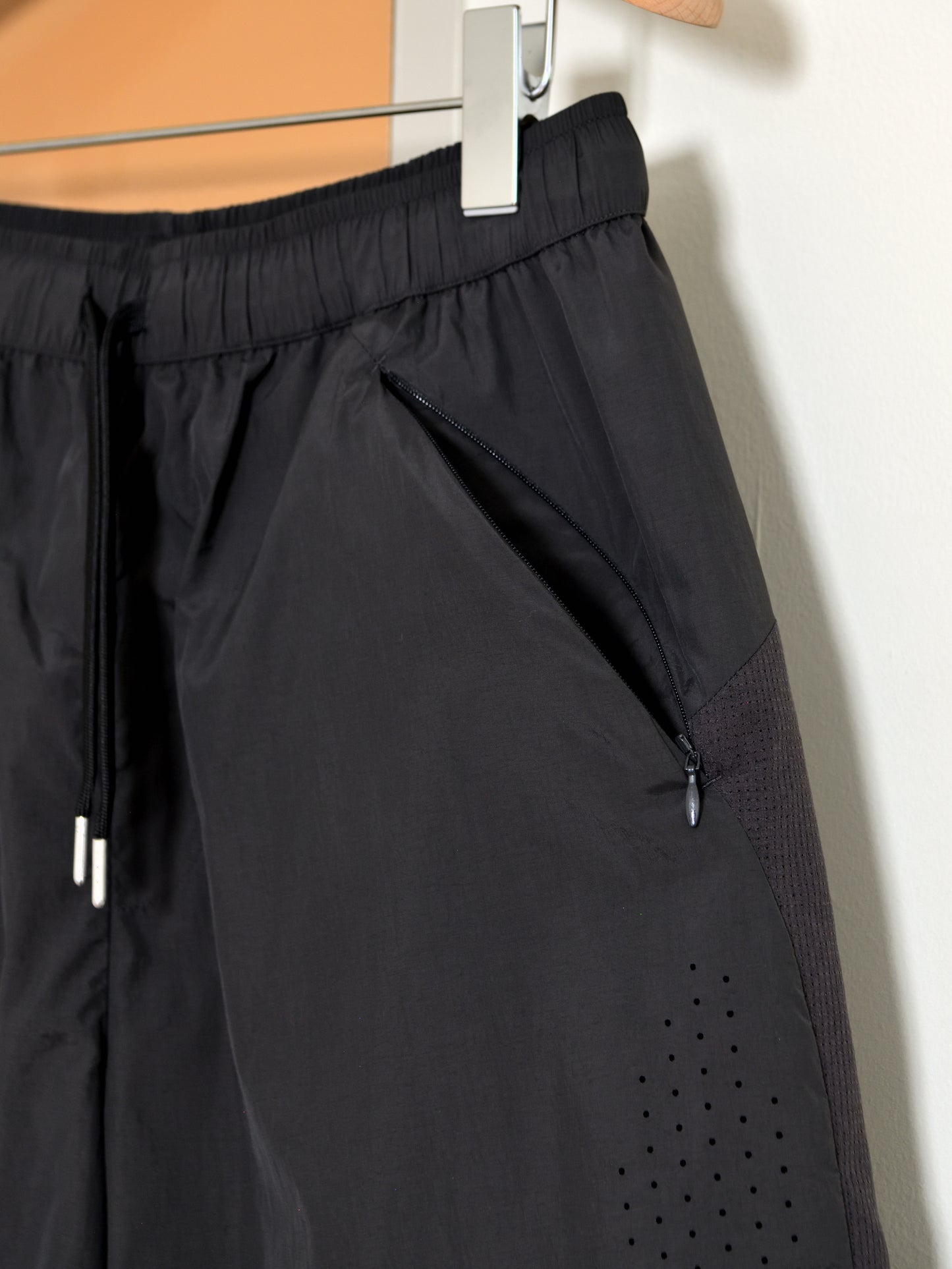 HIKING PATROL ハイキングパトロール SS26205 ORBIT LT TECHNICAL SHORTS  チャコール ブラック ナイロンショーツ 北欧 ノルウェー アウトドア 都会 26SS 愛知県 名古屋 丸の内 セレクトショップ THIRD PLACE サードプレイス