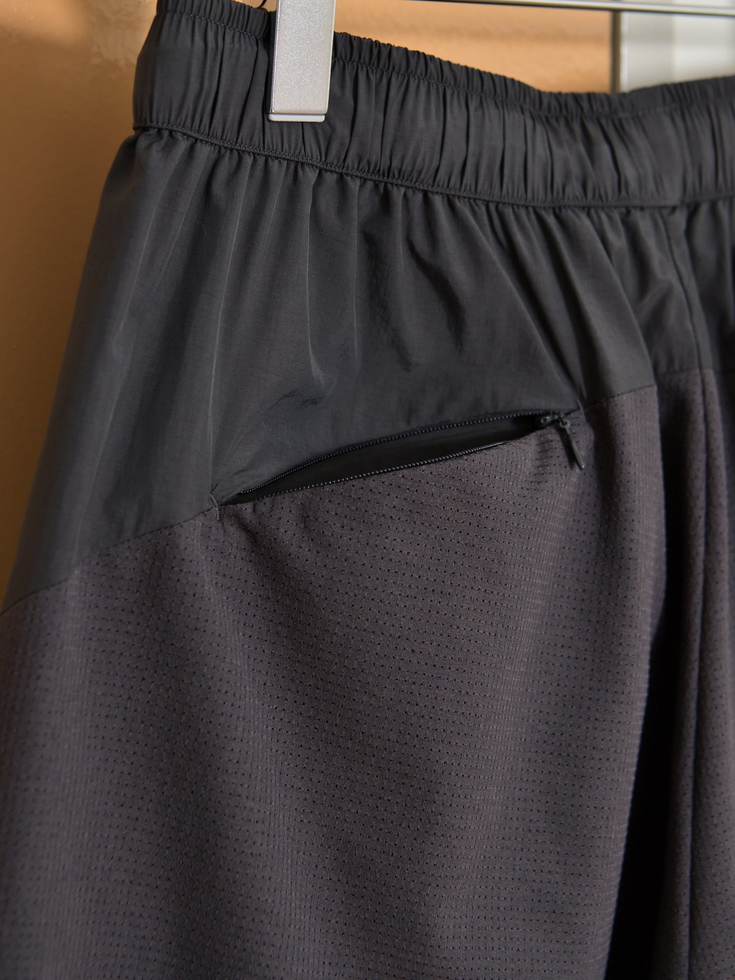 HIKING PATROL ハイキングパトロール SS26205 ORBIT LT TECHNICAL SHORTS  チャコール ブラック ナイロンショーツ 北欧 ノルウェー アウトドア 都会 26SS 愛知県 名古屋 丸の内 セレクトショップ THIRD PLACE サードプレイス