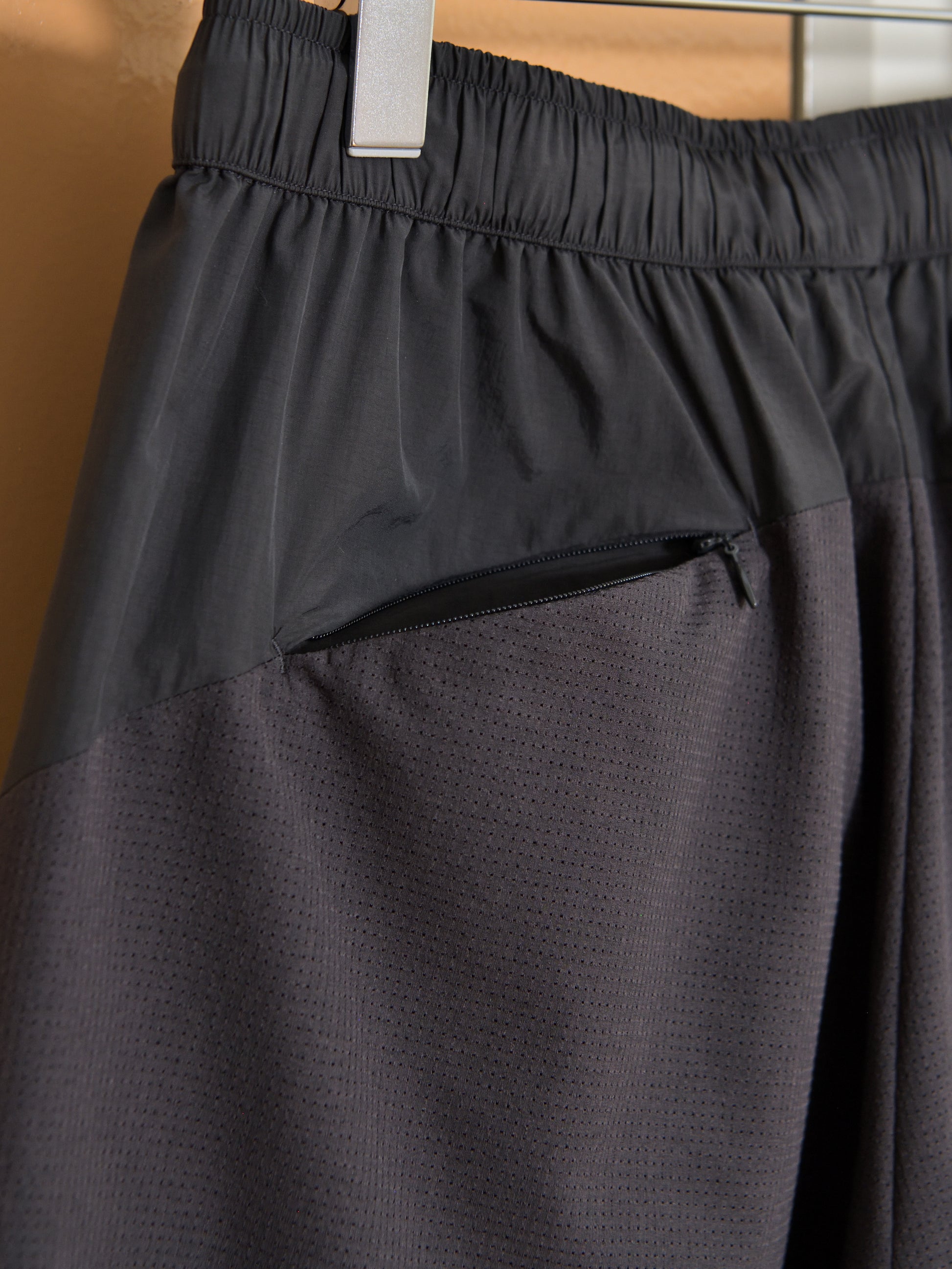 HIKING PATROL ハイキングパトロール SS26205 ORBIT LT TECHNICAL SHORTS  チャコール ブラック ナイロンショーツ 北欧 ノルウェー アウトドア 都会 26SS 愛知県 名古屋 丸の内 セレクトショップ THIRD PLACE サードプレイス