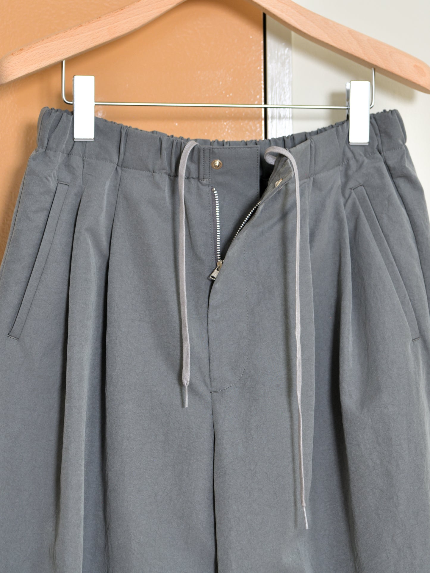 Antwort アントワート SMOOTH TAFTA DRAPE TUCK PANTS ANT-PT002 ポリエステル 通年 GRAY グレー BLACK ブラック 26AW 愛知県 名古屋 丸の内 セレクトショップ THIRD PLACE サードプレイス