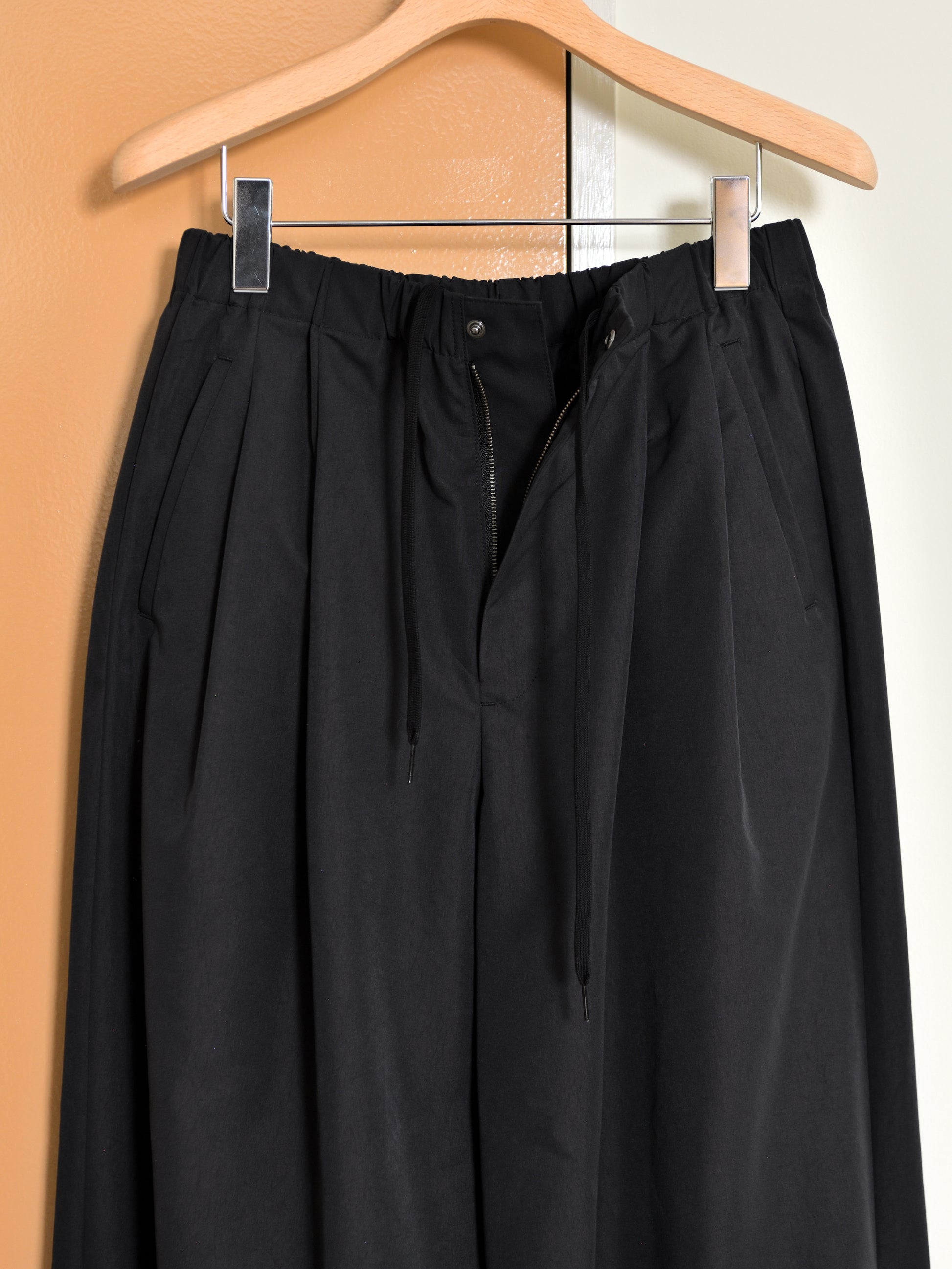 Antwort アントワート SMOOTH TAFTA DRAPE TUCK PANTS ANT-PT002 ポリエステル 通年 GRAY グレー BLACK ブラック 26AW 愛知県 名古屋 丸の内 セレクトショップ THIRD PLACE サードプレイス