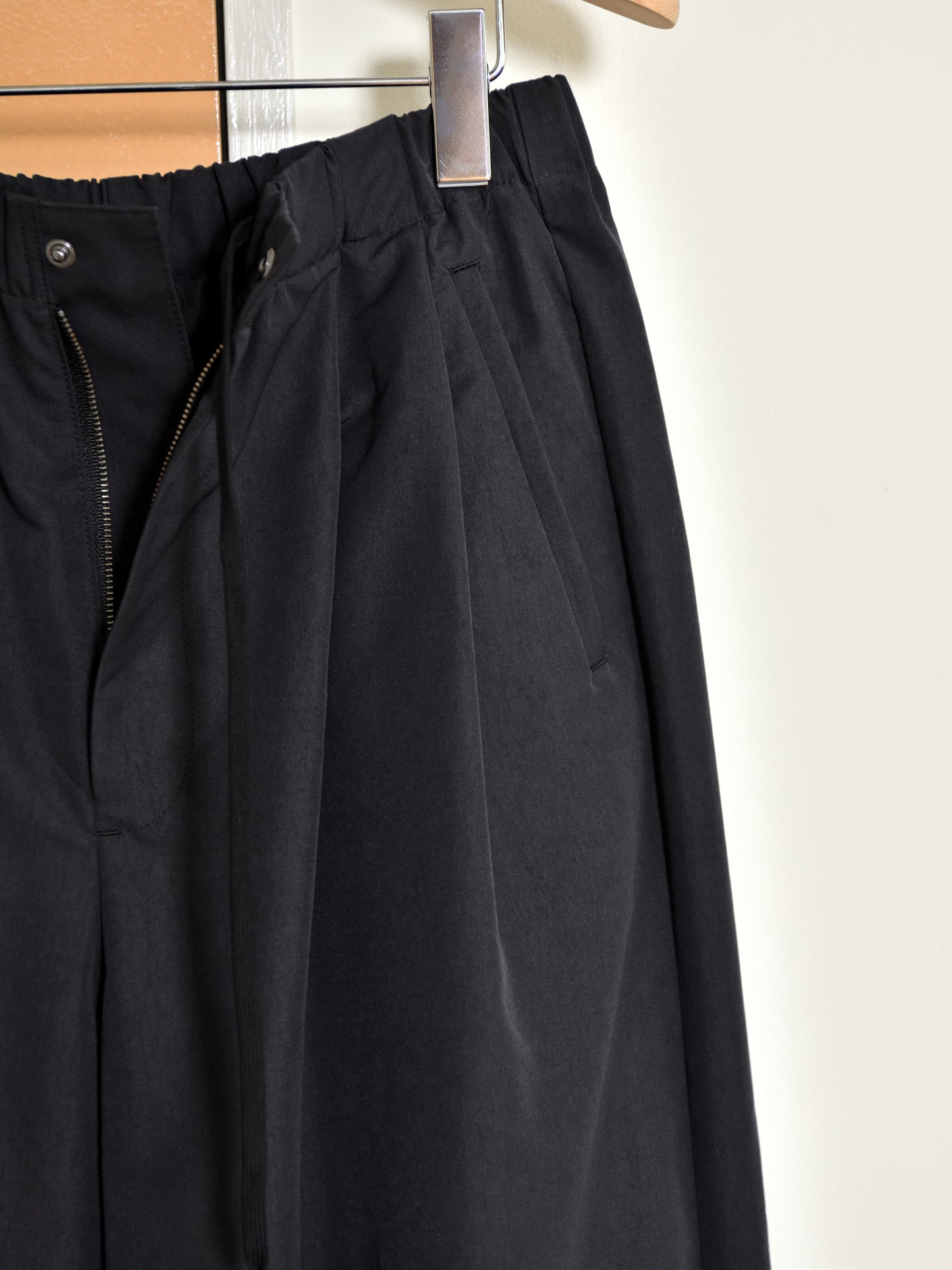 Antwort アントワート SMOOTH TAFTA DRAPE TUCK PANTS ANT-PT002 ポリエステル 通年 GRAY グレー BLACK ブラック 26AW 愛知県 名古屋 丸の内 セレクトショップ THIRD PLACE サードプレイス