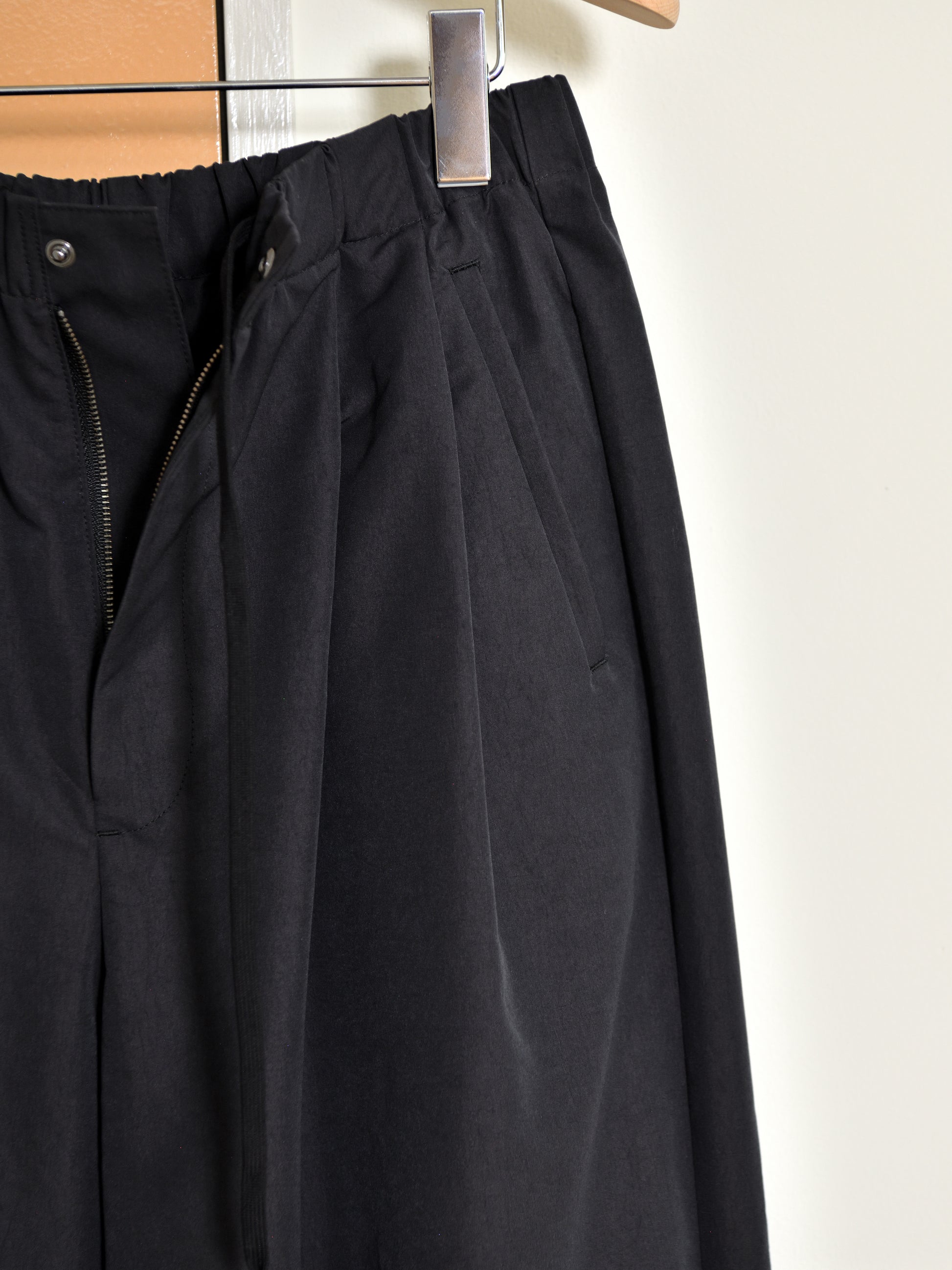 Antwort アントワート SMOOTH TAFTA DRAPE TUCK PANTS ANT-PT002 ポリエステル 通年 GRAY グレー BLACK ブラック 26AW 愛知県 名古屋 丸の内 セレクトショップ THIRD PLACE サードプレイス