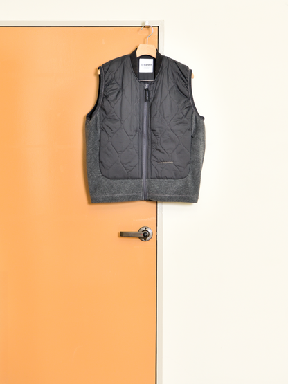 andwander アンドワンダー quilting fleece vest 574-6281041 GRAY グレー フリース ベスト ナイロン アウトドア 登山 キャンプ 26FW 日本取り扱い 名古屋 丸の内 セレクトショップ THIRD PLACE サードプレイス