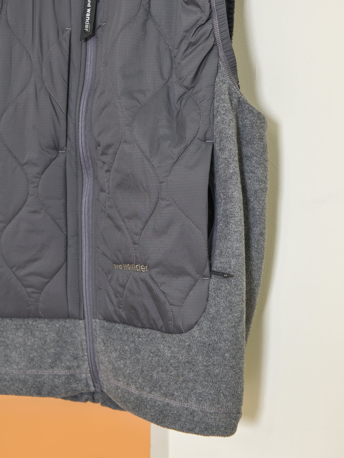 andwander アンドワンダー quilting fleece vest 574-6281041 GRAY グレー フリース ベスト ナイロン アウトドア 登山 キャンプ 26FW 日本取り扱い 名古屋 丸の内 セレクトショップ THIRD PLACE サードプレイス