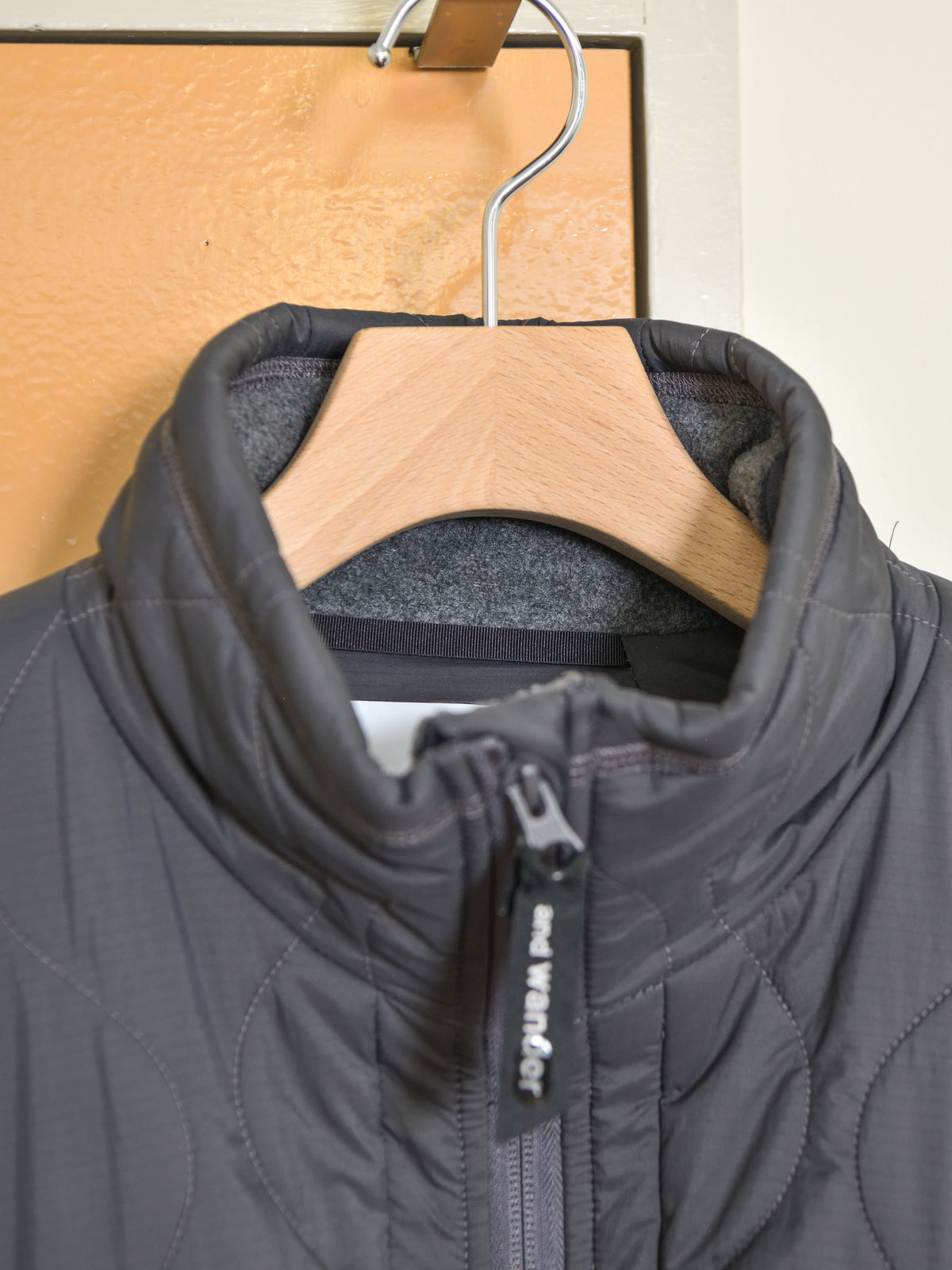 andwander アンドワンダー quilting fleece jacket 574-6281040 GRAY グレー フリース ジャケット ナイロン アウトドア 登山 キャンプ 26FW 日本取り扱い 名古屋 丸の内 セレクトショップ THIRD PLACE サードプレイス
