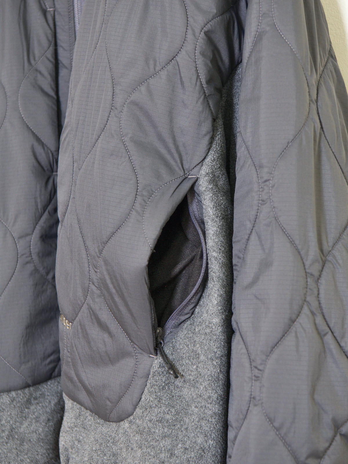 andwander アンドワンダー quilting fleece jacket 574-6281040 GRAY グレー フリース ジャケット ナイロン アウトドア 登山 キャンプ 26FW 日本取り扱い 名古屋 丸の内 セレクトショップ THIRD PLACE サードプレイス