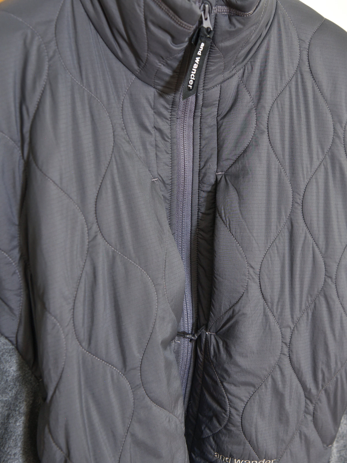 andwander アンドワンダー quilting fleece jacket 574-6281040 GRAY グレー フリース ジャケット ナイロン アウトドア 登山 キャンプ 26FW 日本取り扱い 名古屋 丸の内 セレクトショップ THIRD PLACE サードプレイス