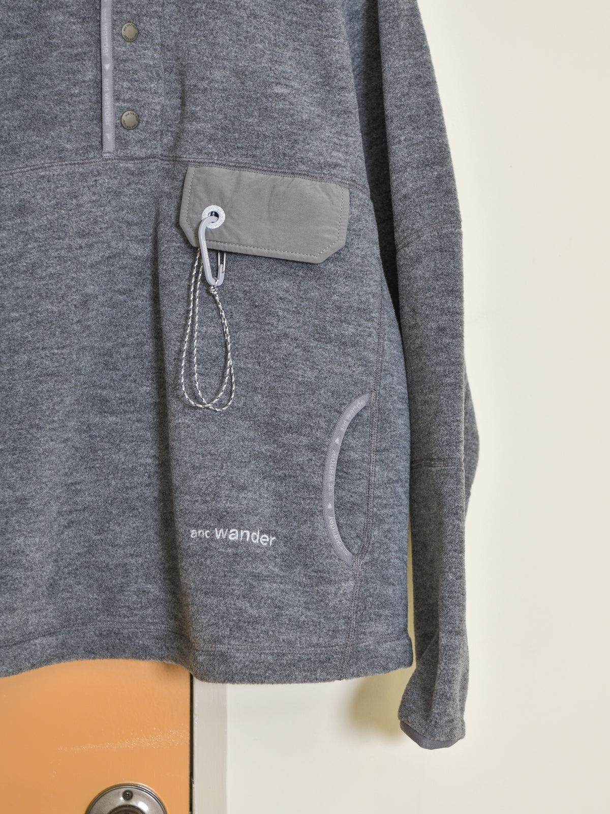 andwander アンドワンダー wool fleece pullover 574-6281053 GRAY グレー フリース ウール ポリエステル アウトドア 登山 キャンプ 26FW 日本取り扱い 名古屋 丸の内 セレクトショップ THIRD PLACE サードプレイス