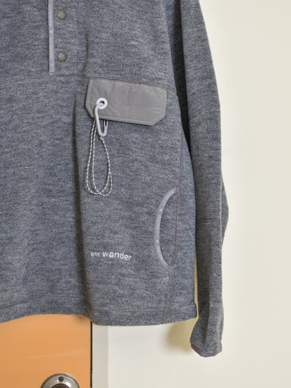 andwander アンドワンダー wool fleece pullover 574-6281053 GRAY グレー フリース ウール ポリエステル アウトドア 登山 キャンプ 26FW 日本取り扱い 名古屋 丸の内 セレクトショップ THIRD PLACE サードプレイス