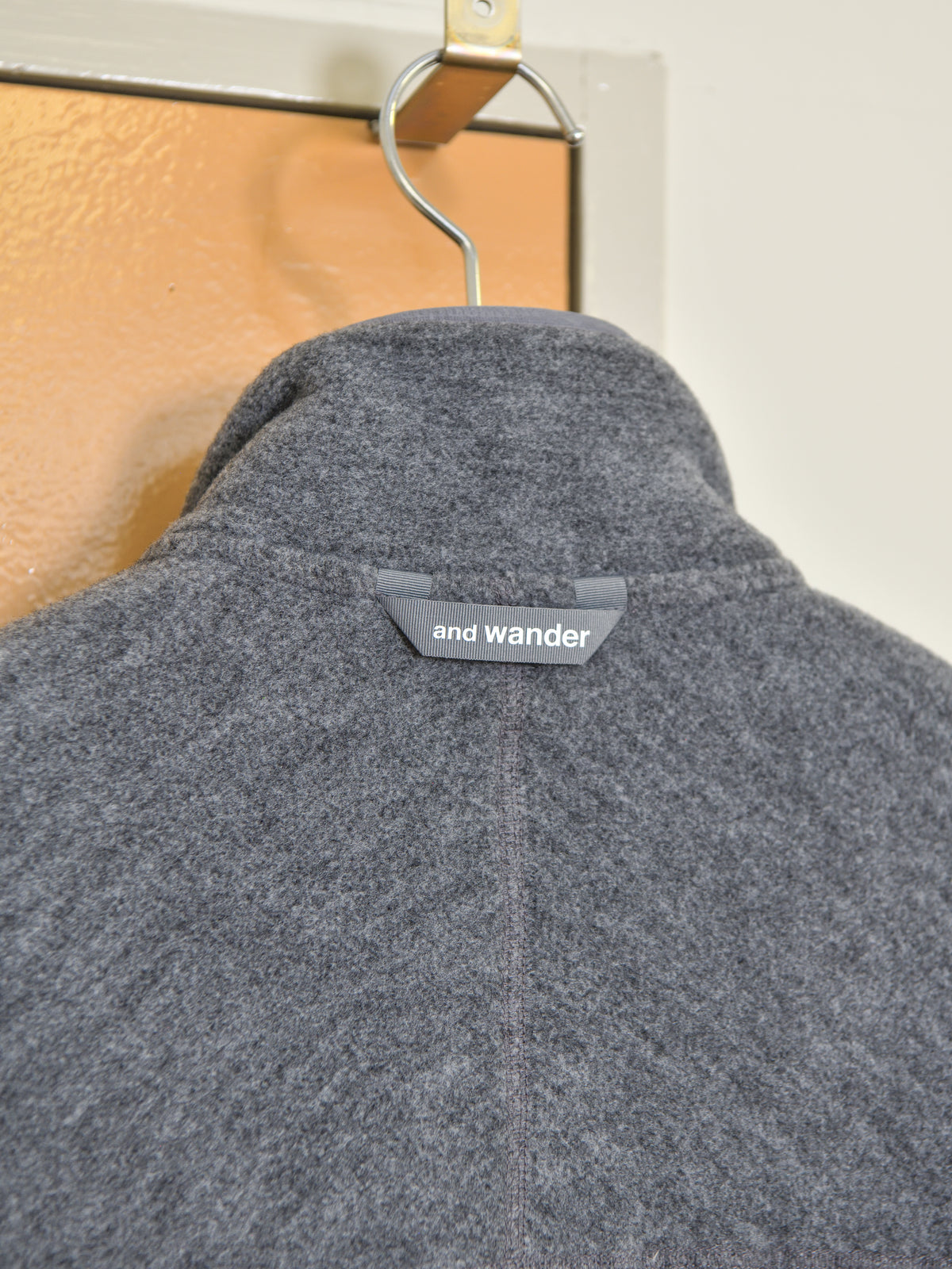 andwander アンドワンダー wool fleece pullover 574-6281053 GRAY グレー フリース ウール ポリエステル アウトドア 登山 キャンプ 26FW 日本取り扱い 名古屋 丸の内 セレクトショップ THIRD PLACE サードプレイス