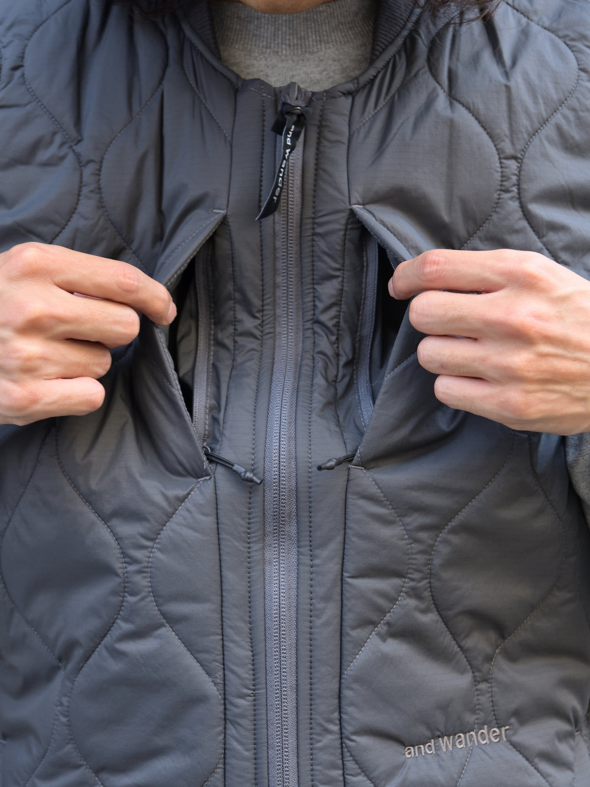 andwander アンドワンダー quilting fleece vest 574-6281041 GRAY グレー フリース ベスト ナイロン アウトドア 登山 キャンプ 26FW 日本取り扱い 名古屋 丸の内 セレクトショップ THIRD PLACE サードプレイス
