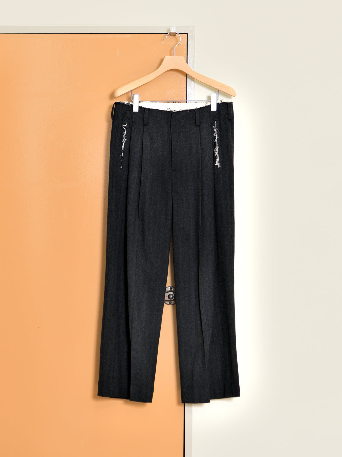 ISSUETHINGS イシューシングス 26b/118-w-00 別注 スラックス BLACK ウール 26AW 愛知県 名古屋 丸の内 ユニセックス セレクトショップ THIRD PLACE サードプレイス