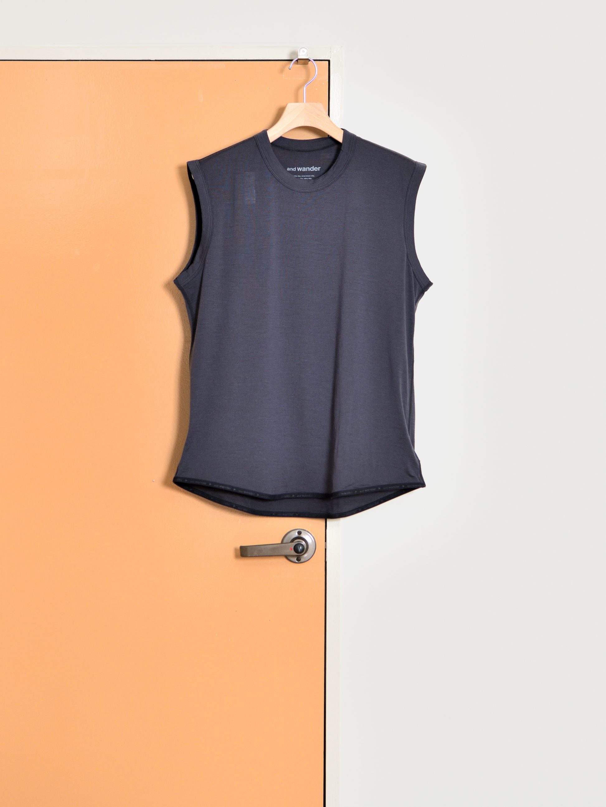 and wander アンドワンダー merino base Tank Top 574-6964028 メリノウール アウトドア 快適 オフホワイト offwhite チャコール charcoal タンクトップ 日本 名古屋 セレクトショップ THIRD PLACE サードプレイス 名古屋 愛知県 東海 セレクトショップ THIRD PLACE サードプレイス