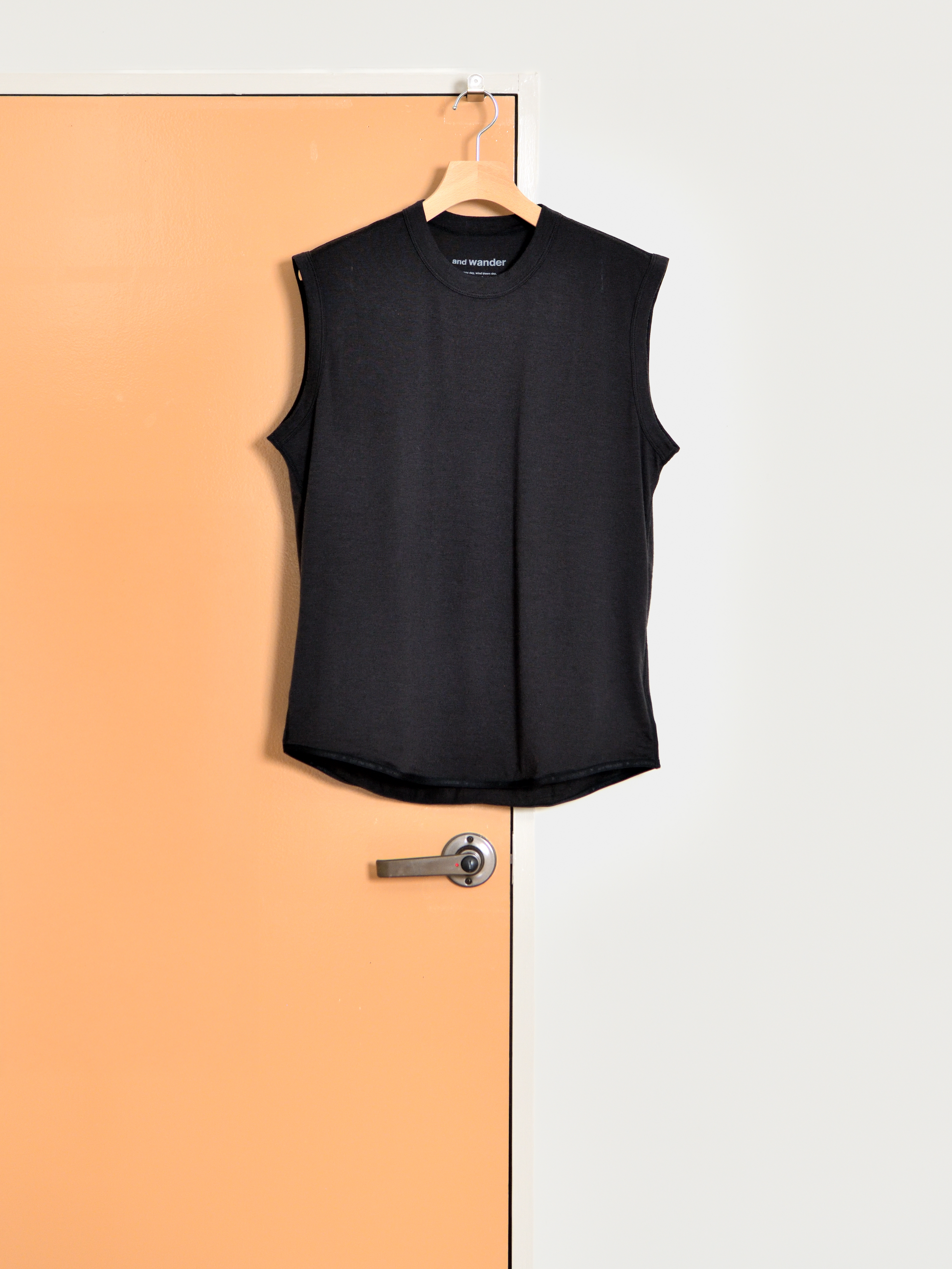and wander アンドワンダー merino base Tank Top 574-6964028 メリノウール アウトドア 快適 オフホワイト offwhite チャコール charcoal ブラック black タンクトップ 日本 名古屋 セレクトショップ THIRD PLACE サードプレイス 名古屋 愛知県 東海 セレクトショップ THIRD PLACE サードプレイス