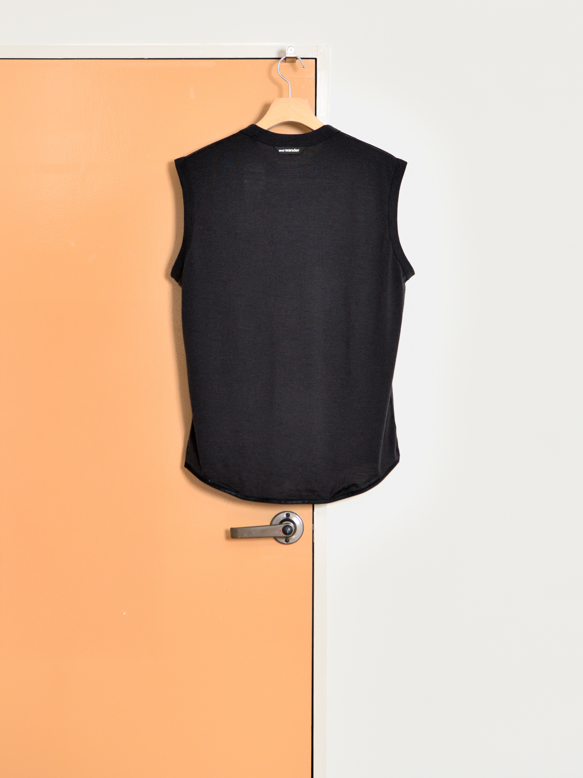 and wander アンドワンダー merino base Tank Top 574-6964028 メリノウール アウトドア 快適 オフホワイト offwhite チャコール charcoal ブラック black タンクトップ 日本 名古屋 セレクトショップ THIRD PLACE サードプレイス 名古屋 愛知県 東海 セレクトショップ THIRD PLACE サードプレイス