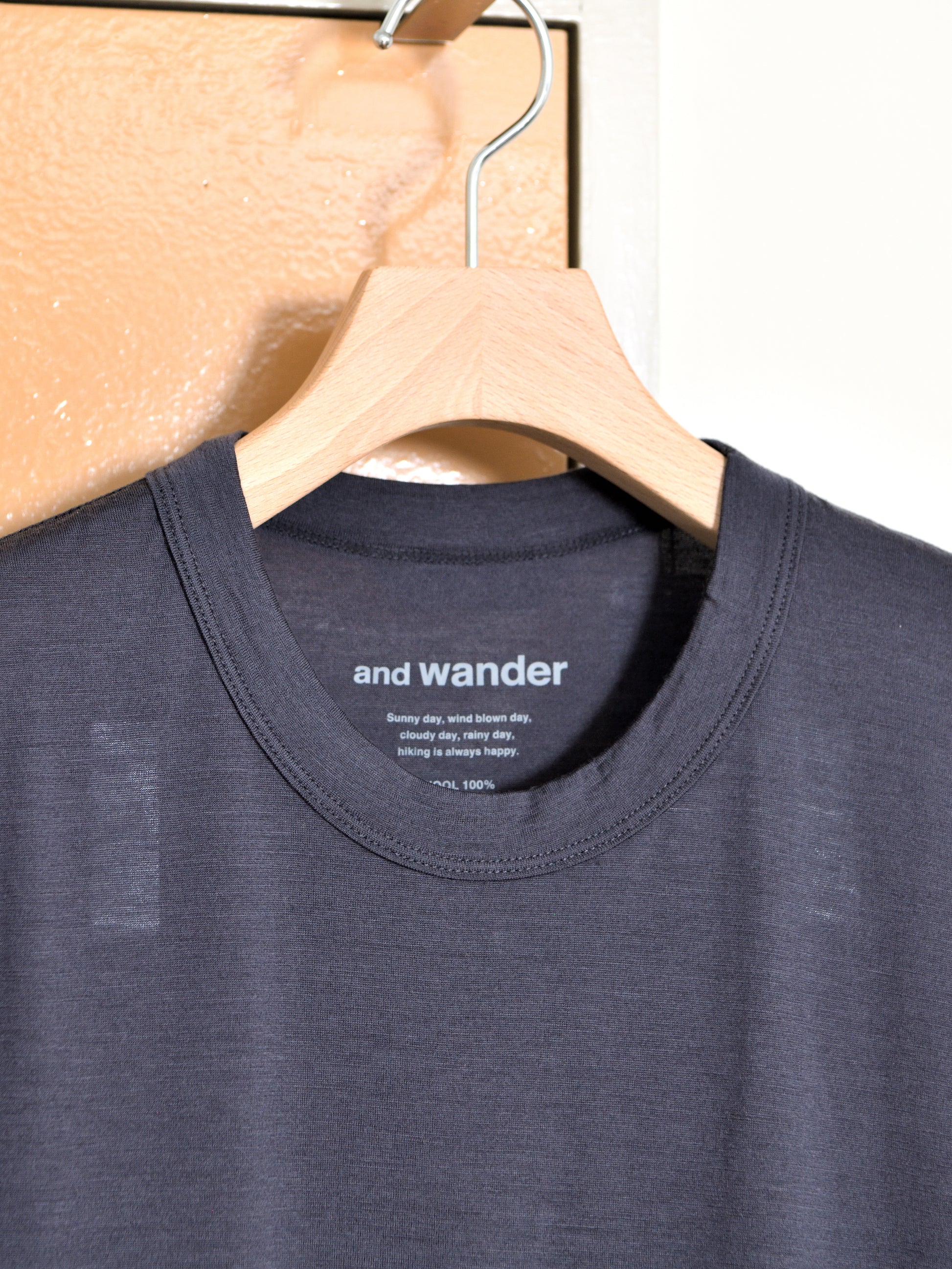 and wander アンドワンダー merino base Tank Top 574-6964028 メリノウール アウトドア 快適 オフホワイト offwhite チャコール charcoal タンクトップ 日本 名古屋 セレクトショップ THIRD PLACE サードプレイス 名古屋 愛知県 東海 セレクトショップ THIRD PLACE サードプレイス