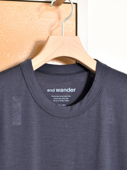 and wander アンドワンダー merino base Tank Top 574-6964028 メリノウール アウトドア 快適 オフホワイト offwhite チャコール charcoal タンクトップ 日本 名古屋 セレクトショップ THIRD PLACE サードプレイス 名古屋 愛知県 東海 セレクトショップ THIRD PLACE サードプレイス