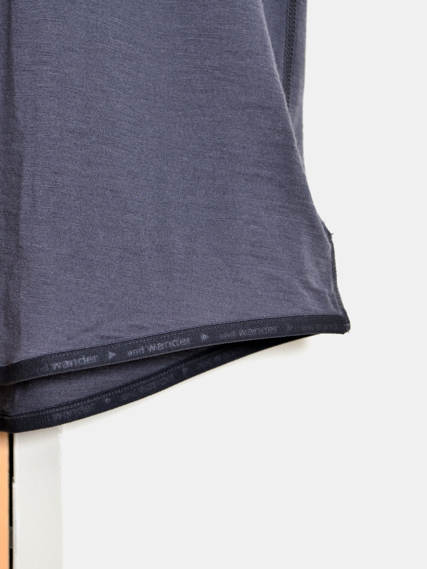 and wander アンドワンダー merino base Tank Top 574-6964028 メリノウール アウトドア 快適 オフホワイト offwhite チャコール charcoal タンクトップ 日本 名古屋 セレクトショップ THIRD PLACE サードプレイス 名古屋 愛知県 東海 セレクトショップ THIRD PLACE サードプレイス