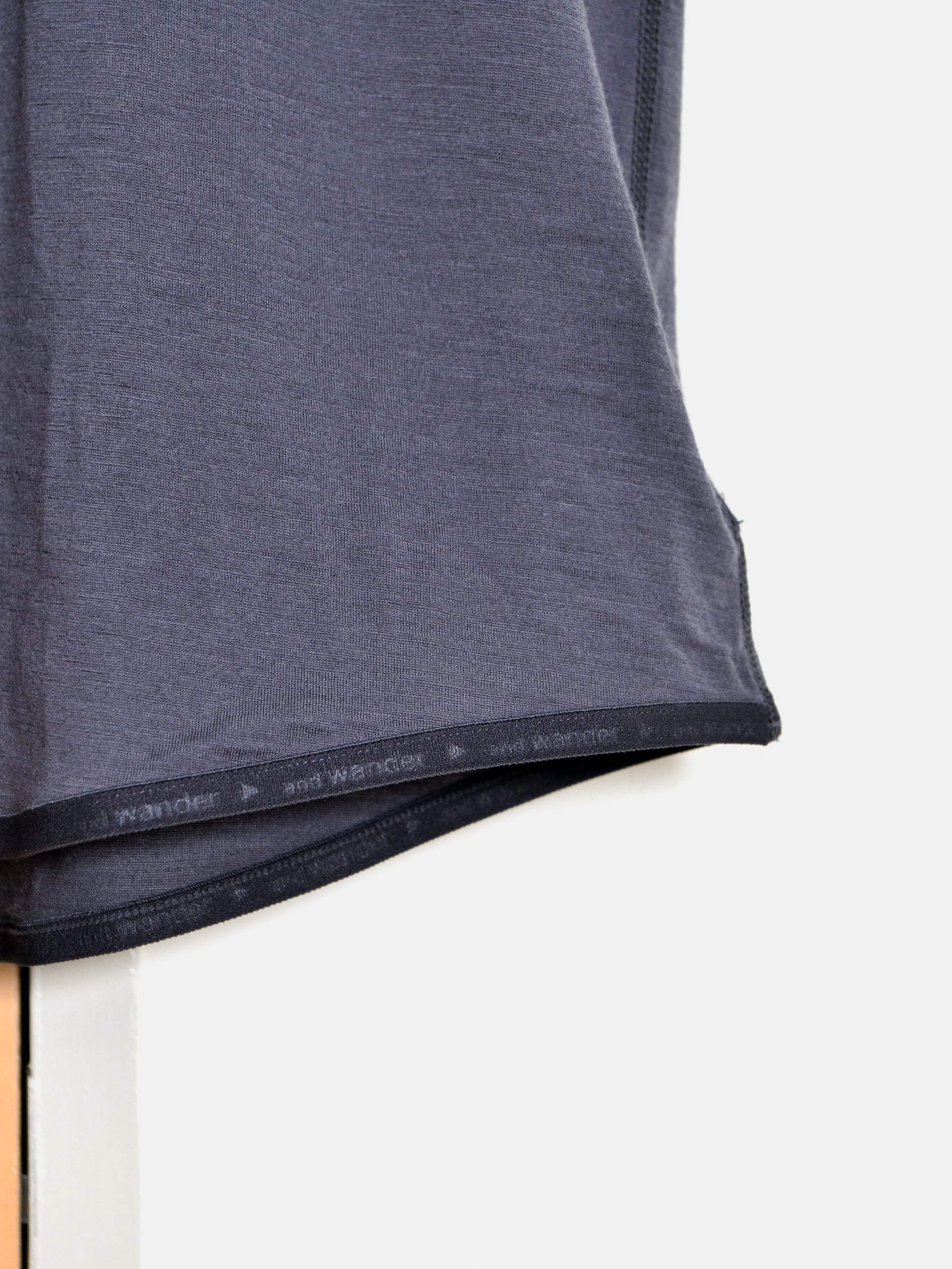 and wander アンドワンダー merino base Tank Top 574-6964028 メリノウール アウトドア 快適 オフホワイト offwhite チャコール charcoal タンクトップ 日本 名古屋 セレクトショップ THIRD PLACE サードプレイス 名古屋 愛知県 東海 セレクトショップ THIRD PLACE サードプレイス