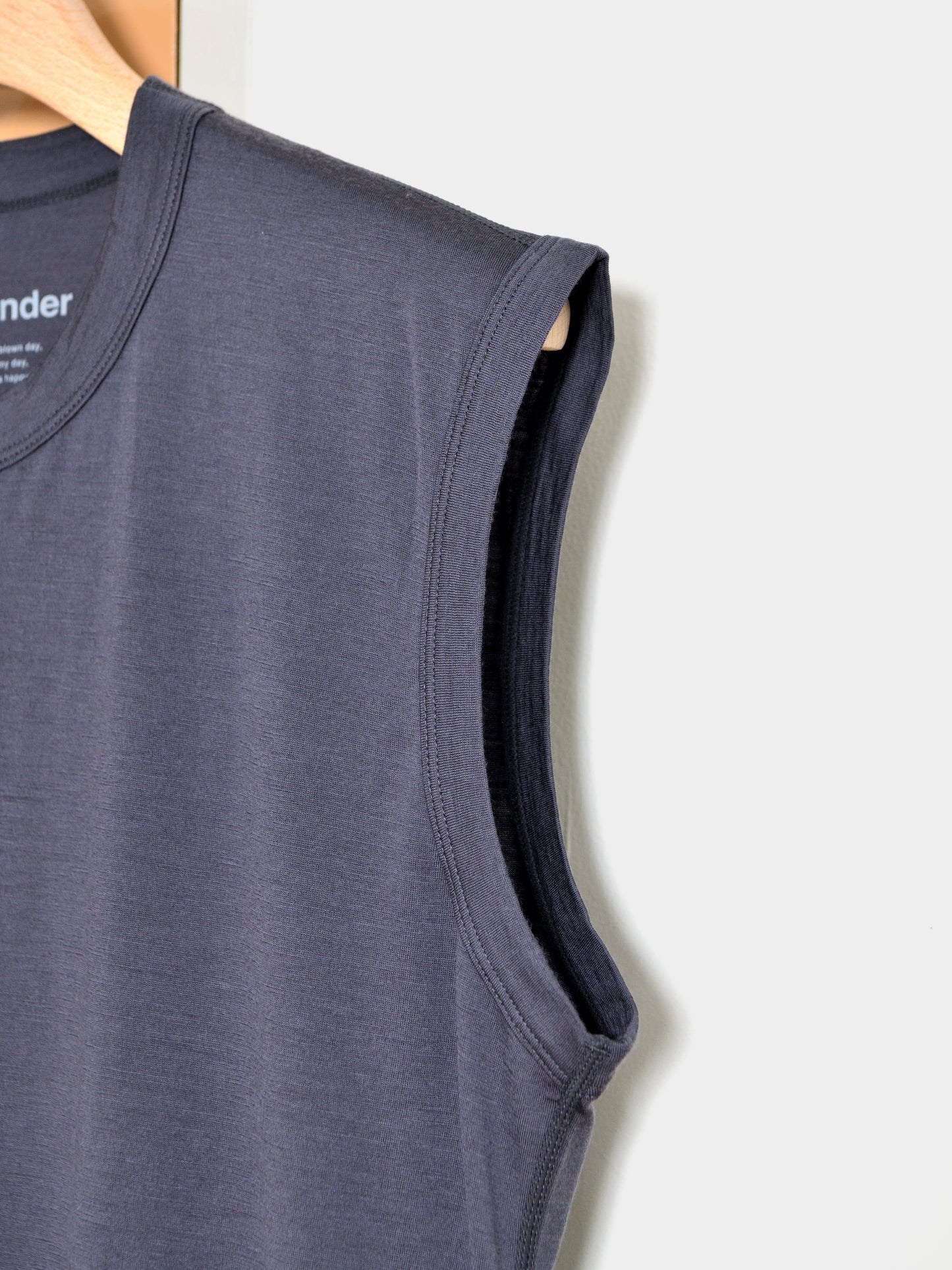 and wander アンドワンダー merino base Tank Top 574-6964028 メリノウール アウトドア 快適 オフホワイト offwhite チャコール charcoal タンクトップ 日本 名古屋 セレクトショップ THIRD PLACE サードプレイス 名古屋 愛知県 東海 セレクトショップ THIRD PLACE サードプレイス