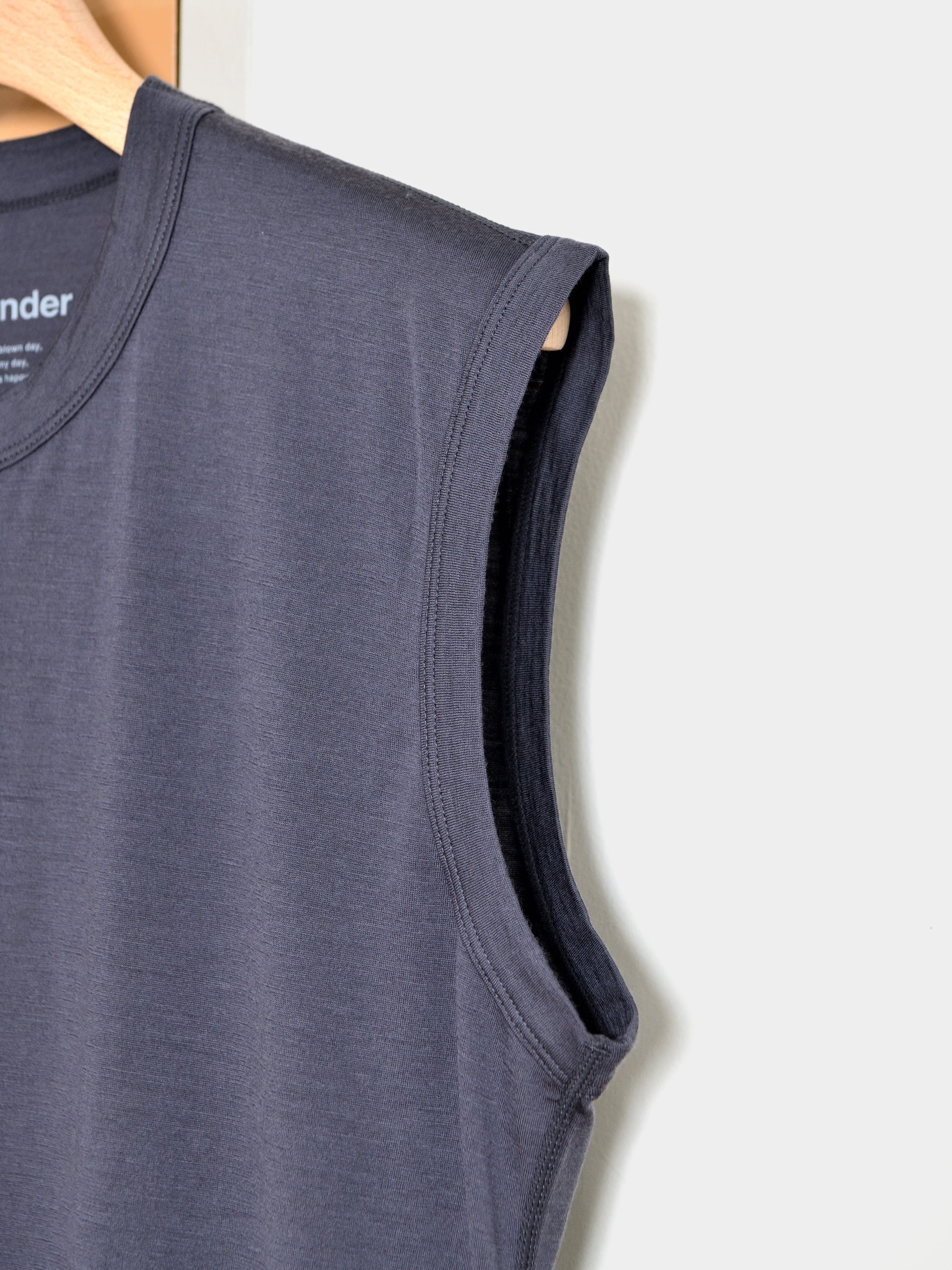 and wander アンドワンダー merino base Tank Top 574-6964028 メリノウール アウトドア 快適 オフホワイト offwhite チャコール charcoal タンクトップ 日本 名古屋 セレクトショップ THIRD PLACE サードプレイス 名古屋 愛知県 東海 セレクトショップ THIRD PLACE サードプレイス