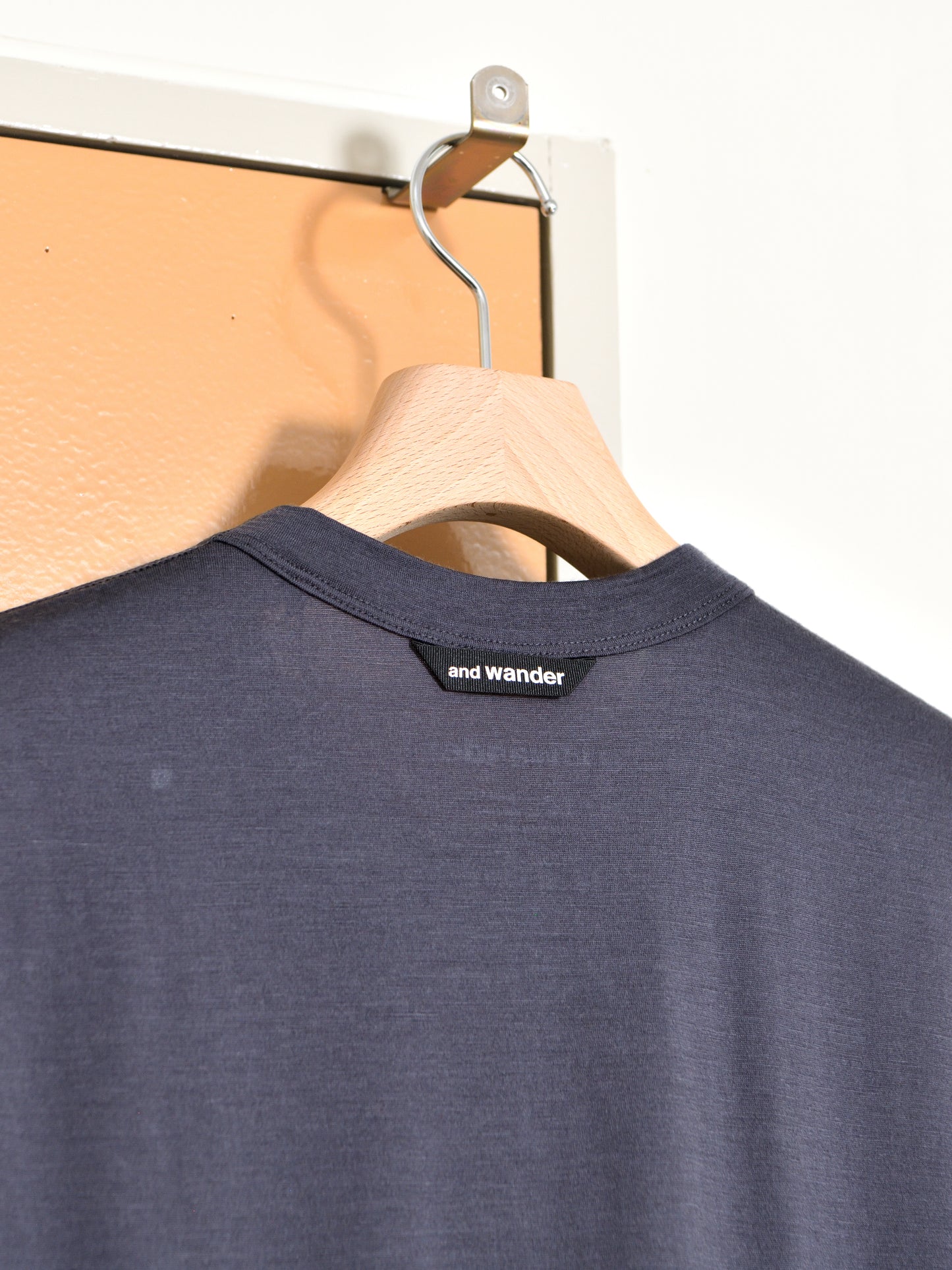 and wander アンドワンダー merino base Tank Top 574-6964028 メリノウール アウトドア 快適 オフホワイト offwhite チャコール charcoal タンクトップ 日本 名古屋 セレクトショップ THIRD PLACE サードプレイス 名古屋 愛知県 東海 セレクトショップ THIRD PLACE サードプレイス