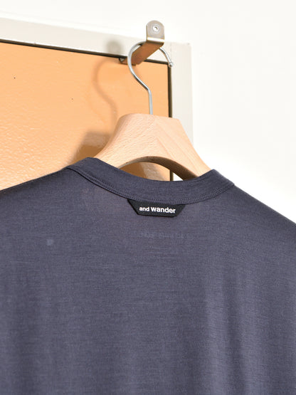 and wander アンドワンダー merino base Tank Top 574-6964028 メリノウール アウトドア 快適 オフホワイト offwhite チャコール charcoal タンクトップ 日本 名古屋 セレクトショップ THIRD PLACE サードプレイス 名古屋 愛知県 東海 セレクトショップ THIRD PLACE サードプレイス
