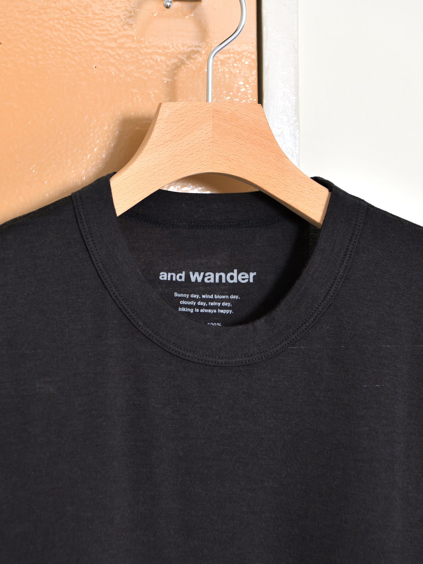 and wander アンドワンダー merino base Tank Top 574-6964028 メリノウール アウトドア 快適 オフホワイト offwhite チャコール charcoal ブラック black タンクトップ 日本 名古屋 セレクトショップ THIRD PLACE サードプレイス 名古屋 愛知県 東海 セレクトショップ THIRD PLACE サードプレイス