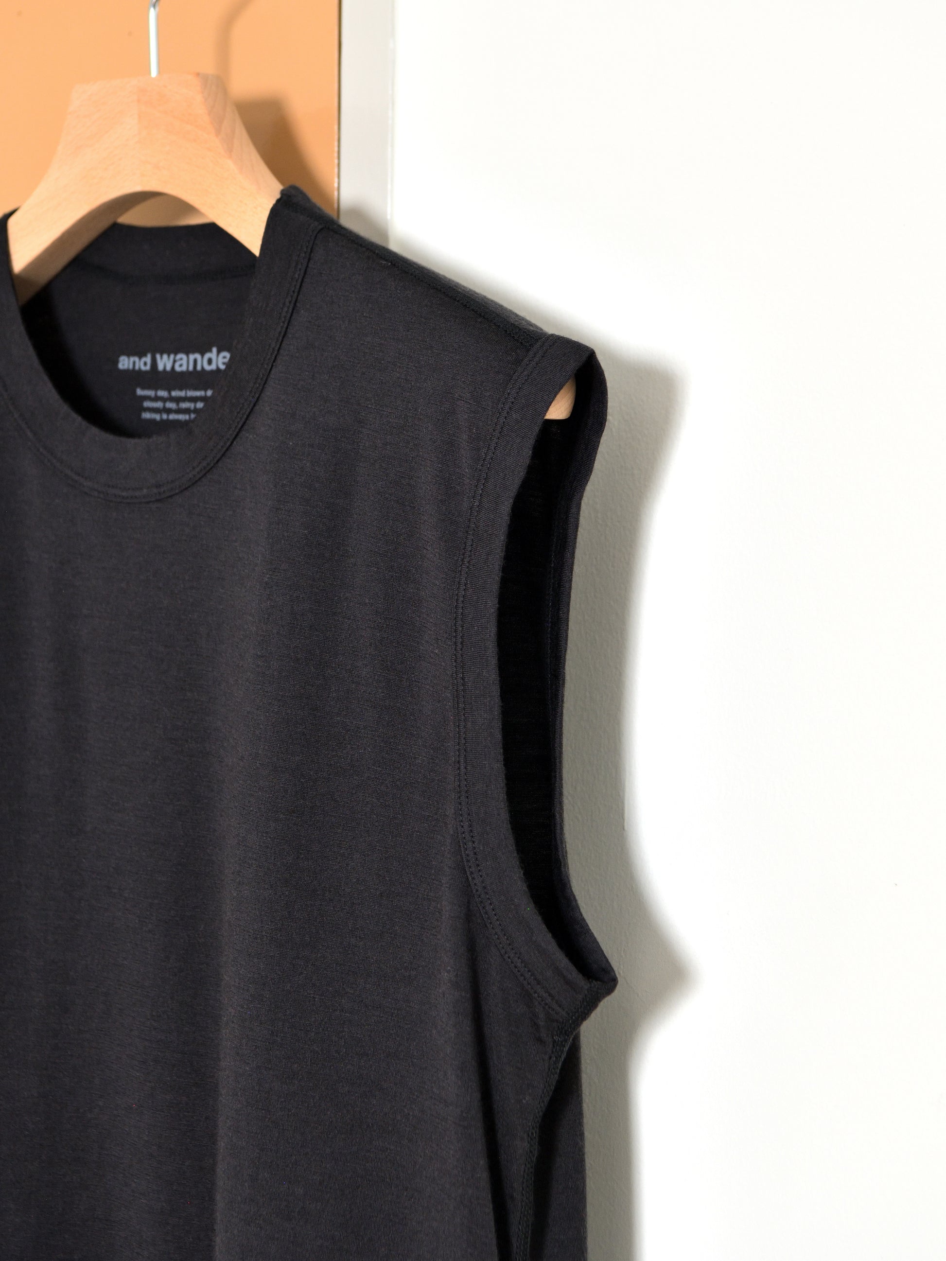 and wander アンドワンダー merino base Tank Top 574-6964028 メリノウール アウトドア 快適 オフホワイト offwhite チャコール charcoal ブラック black タンクトップ 日本 名古屋 セレクトショップ THIRD PLACE サードプレイス 名古屋 愛知県 東海 セレクトショップ THIRD PLACE サードプレイス