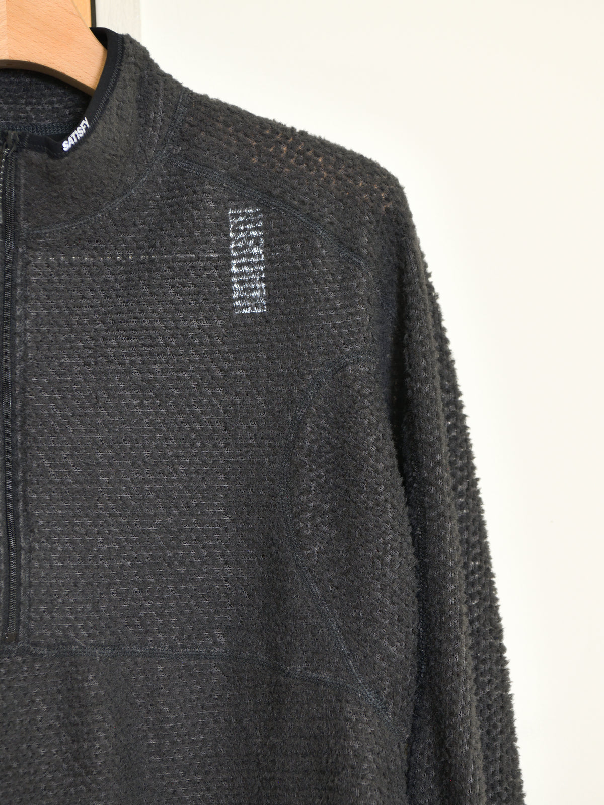 SATISFY サティスファイ FuzzFleece AD Half-Zip PHANTOM 11024-88000 ブラック グレー POLYESTER ポリエステル Polartec ポーラテック フリース インナー インサレーション フランス パリ paris 26FW 日本取り扱い 名古屋 丸の内 セレクトショップ THIRD PLACE サードプレイス