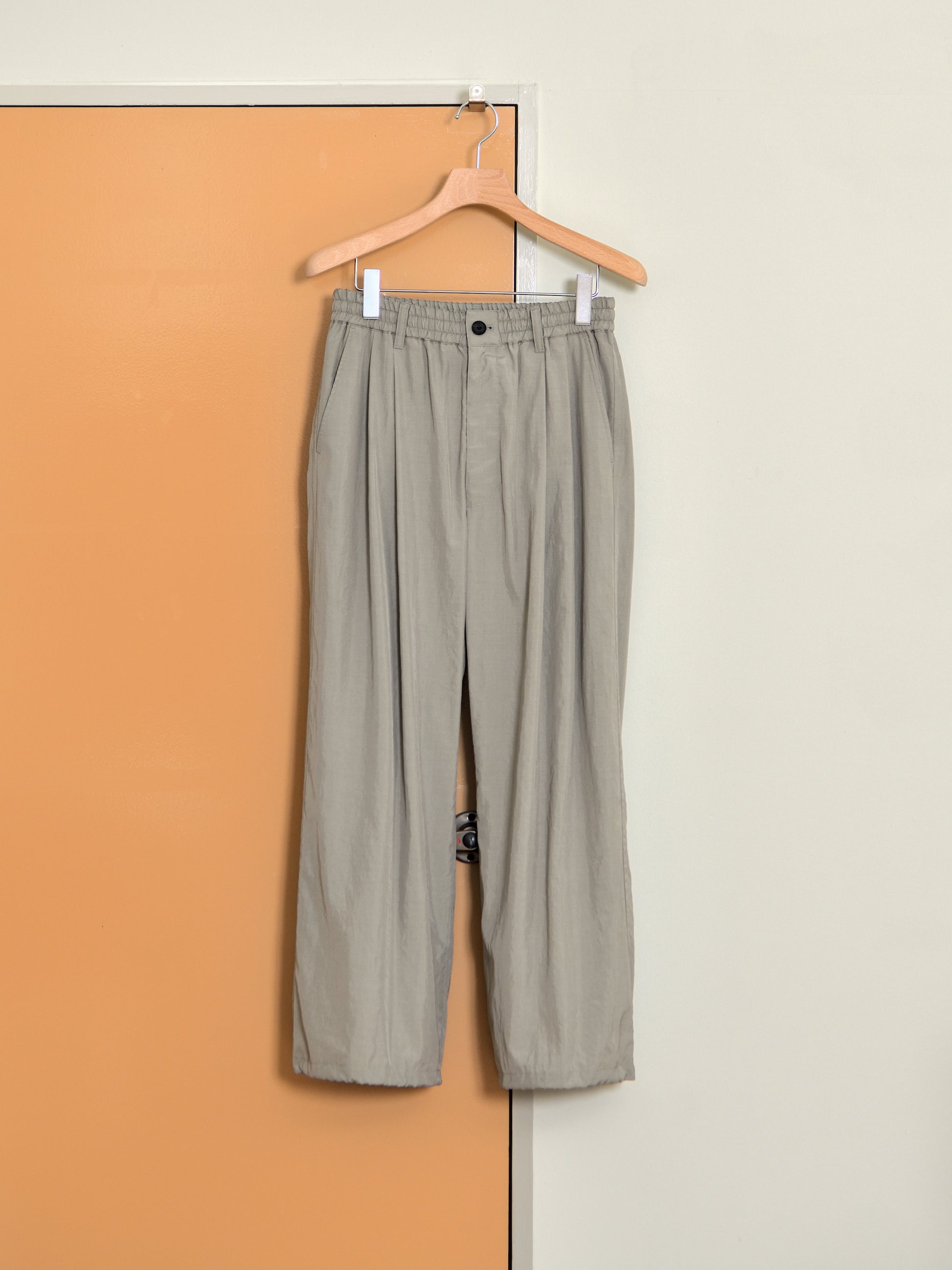 YOKE ヨーク Silk Nylon 2Pleated Easy Pants YK26SS01177P ナイロン シルク スラックス ベージュ 26SS 日本取り扱い 名古屋 丸の内 セレクトショップ THIRD PLACE サードプレイス