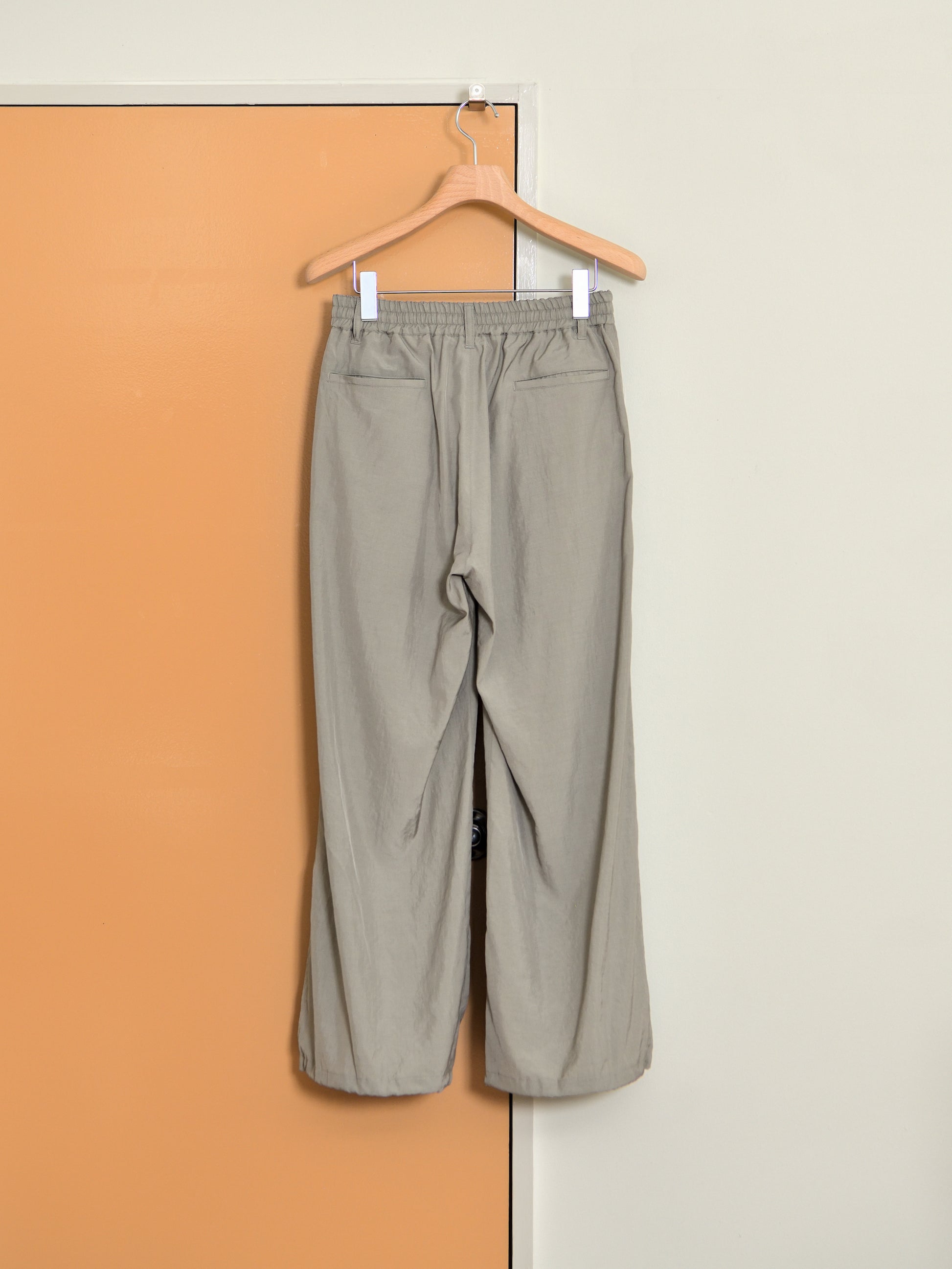 YOKE ヨーク Silk Nylon 2Pleated Easy Pants YK26SS01177P ナイロン シルク スラックス ベージュ 26SS 日本取り扱い 名古屋 丸の内 セレクトショップ THIRD PLACE サードプレイス