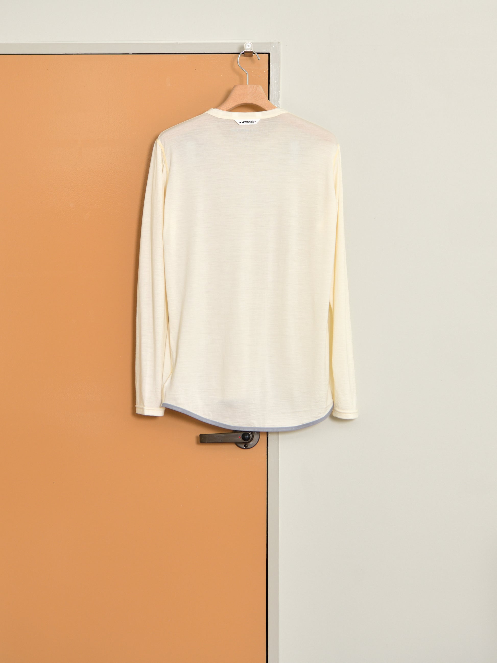 and wander アンドワンダー merino base LS T 574-6964026 メリノウール アウトドア 快適 オフホワイト offwhite 日本 名古屋 セレクトショップ THIRD PLACE サードプレイス 名古屋 愛知県 東海 セレクトショップ THIRD PLACE サードプレイス