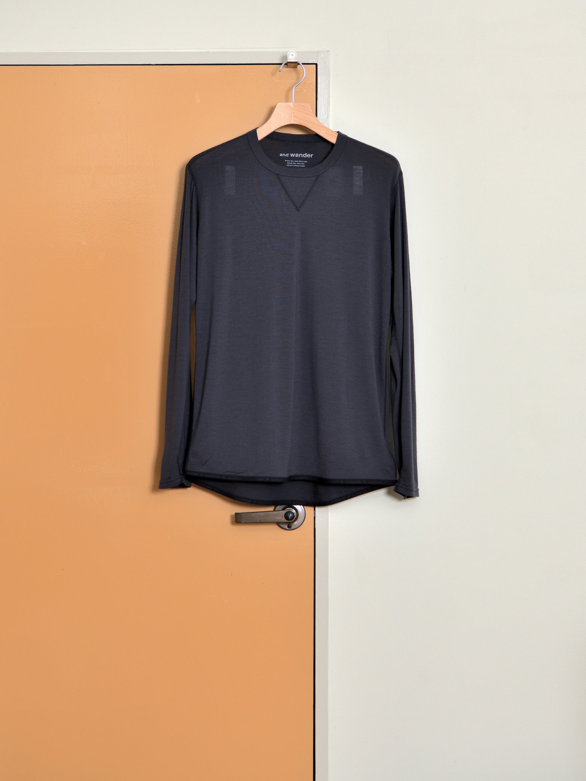 and wander アンドワンダー merino base LS T 574-6964026 メリノウール アウトドア 快適 charcoal チャコール 日本 名古屋 セレクトショップ THIRD PLACE サードプレイス 名古屋 愛知県 東海 セレクトショップ THIRD PLACE サードプレイス