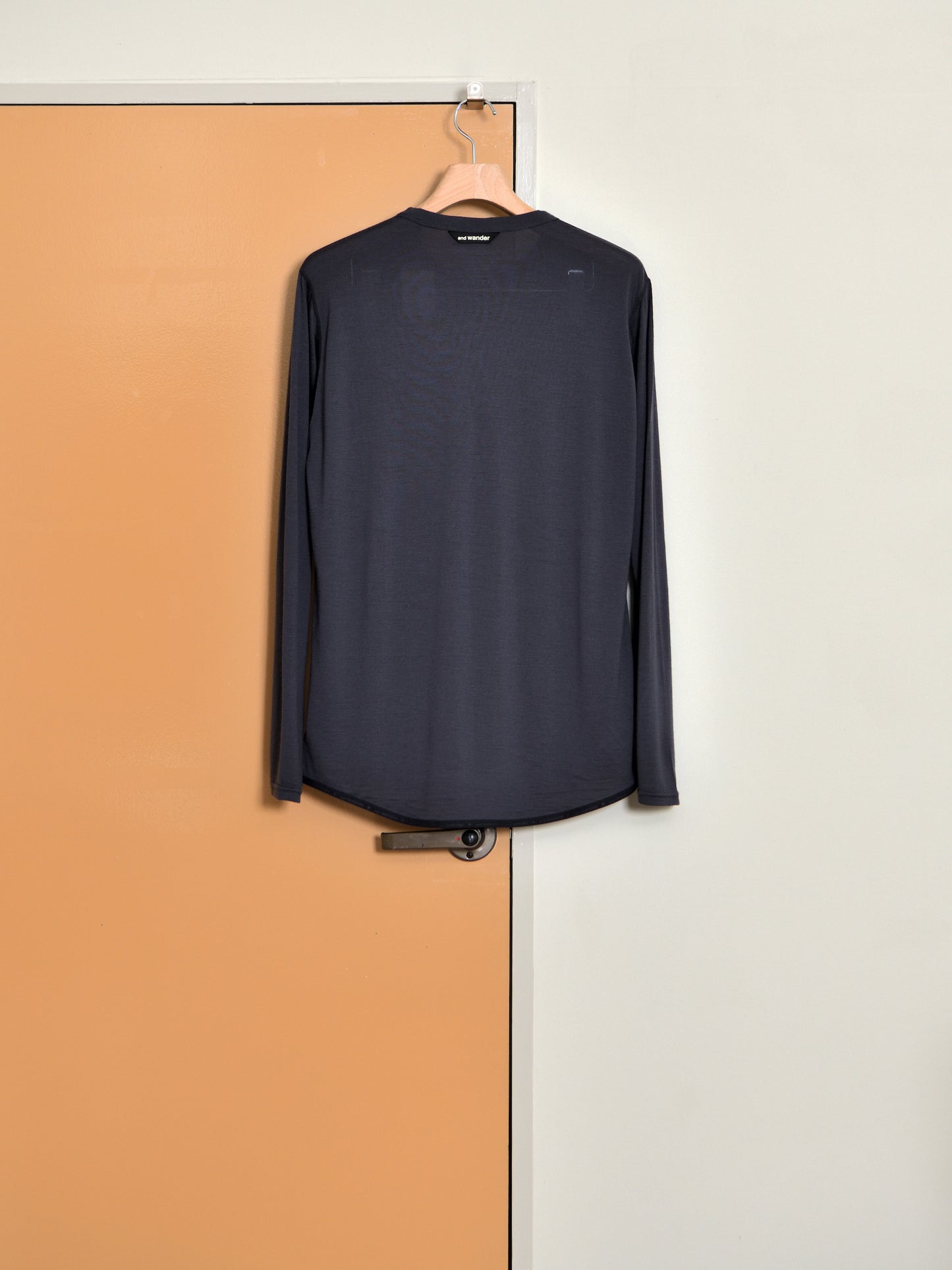 and wander アンドワンダー merino base LS T 574-6964026 メリノウール アウトドア 快適 charcoal チャコール 日本 名古屋 セレクトショップ THIRD PLACE サードプレイス 名古屋 愛知県 東海 セレクトショップ THIRD PLACE サードプレイス