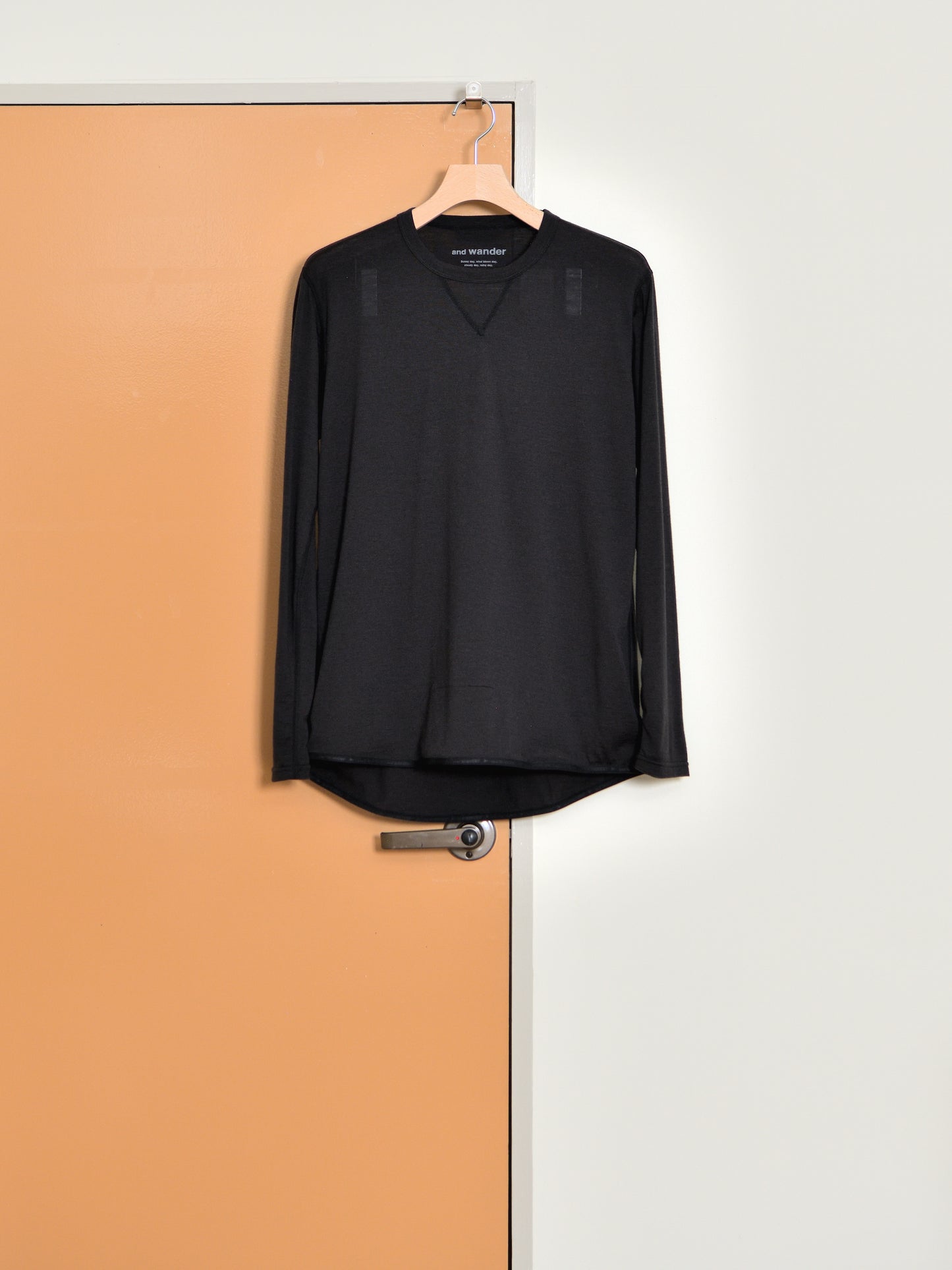 and wander アンドワンダー merino base LS T 574-6964026 メリノウール アウトドア 快適 black ブラック 日本 名古屋 セレクトショップ THIRD PLACE サードプレイス 名古屋 愛知県 東海 セレクトショップ THIRD PLACE サードプレイス