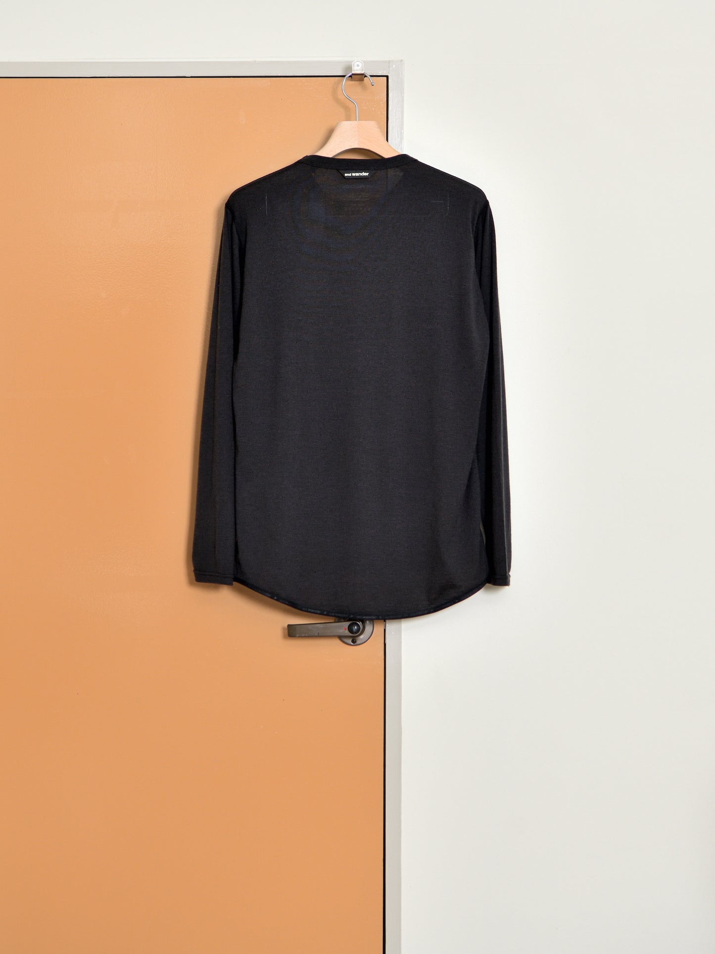 and wander アンドワンダー merino base LS T 574-6964026 メリノウール アウトドア 快適 black ブラック 日本 名古屋 セレクトショップ THIRD PLACE サードプレイス 名古屋 愛知県 東海 セレクトショップ THIRD PLACE サードプレイス