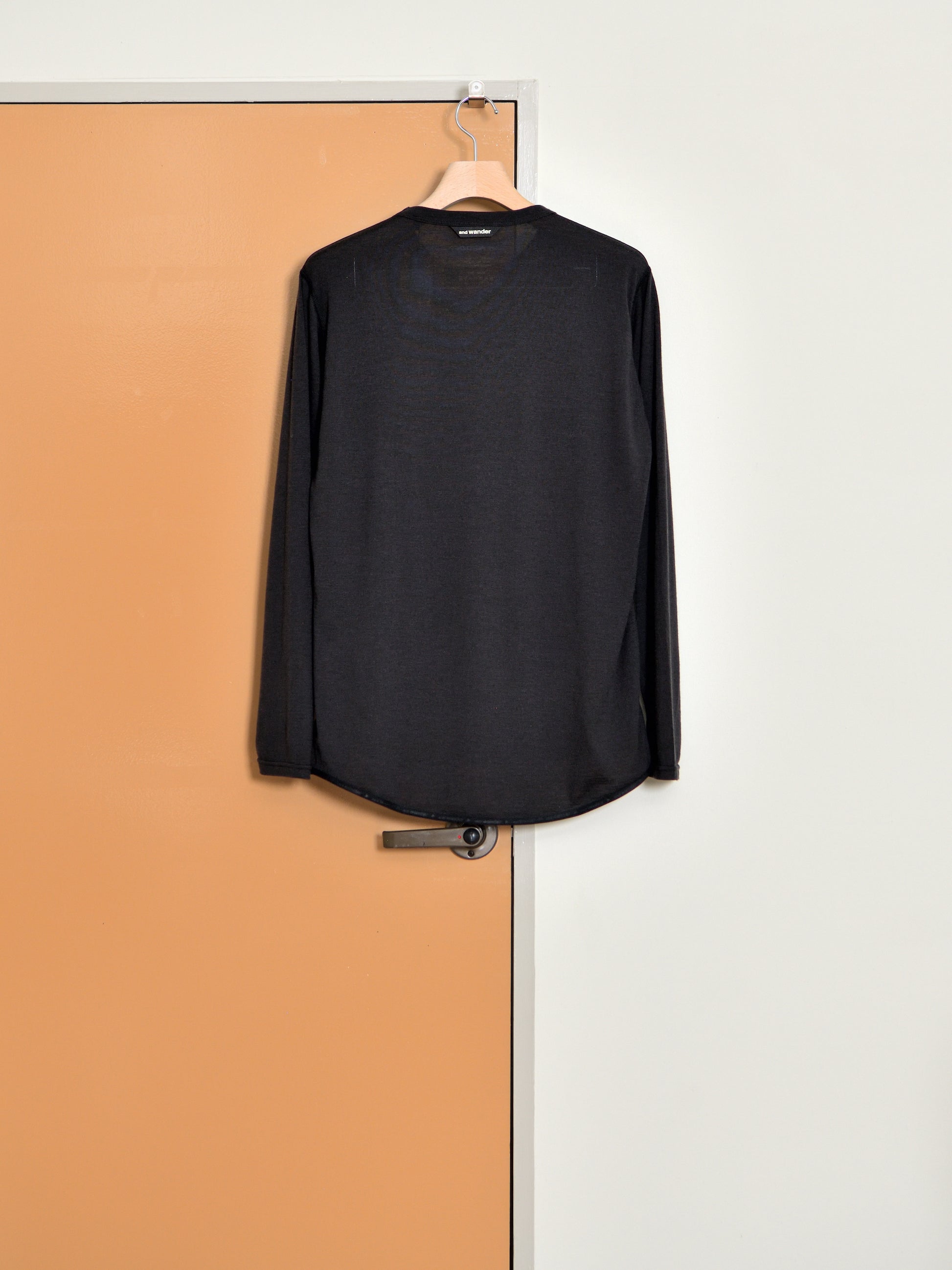 and wander アンドワンダー merino base LS T 574-6964026 メリノウール アウトドア 快適 black ブラック 日本 名古屋 セレクトショップ THIRD PLACE サードプレイス 名古屋 愛知県 東海 セレクトショップ THIRD PLACE サードプレイス