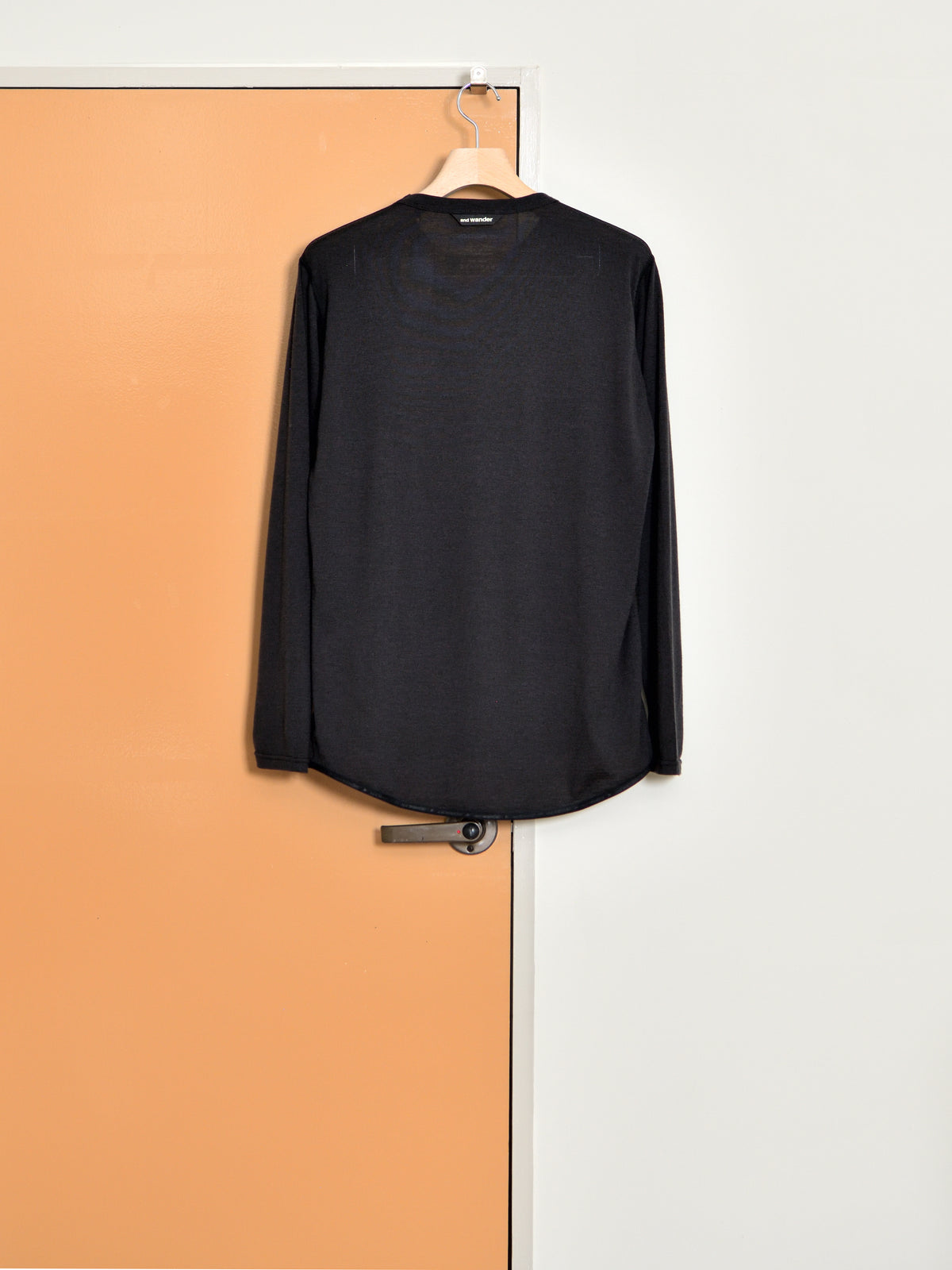 and wander アンドワンダー merino base LS T 574-6964026 メリノウール アウトドア 快適 black ブラック 日本 名古屋 セレクトショップ THIRD PLACE サードプレイス 名古屋 愛知県 東海 セレクトショップ THIRD PLACE サードプレイス