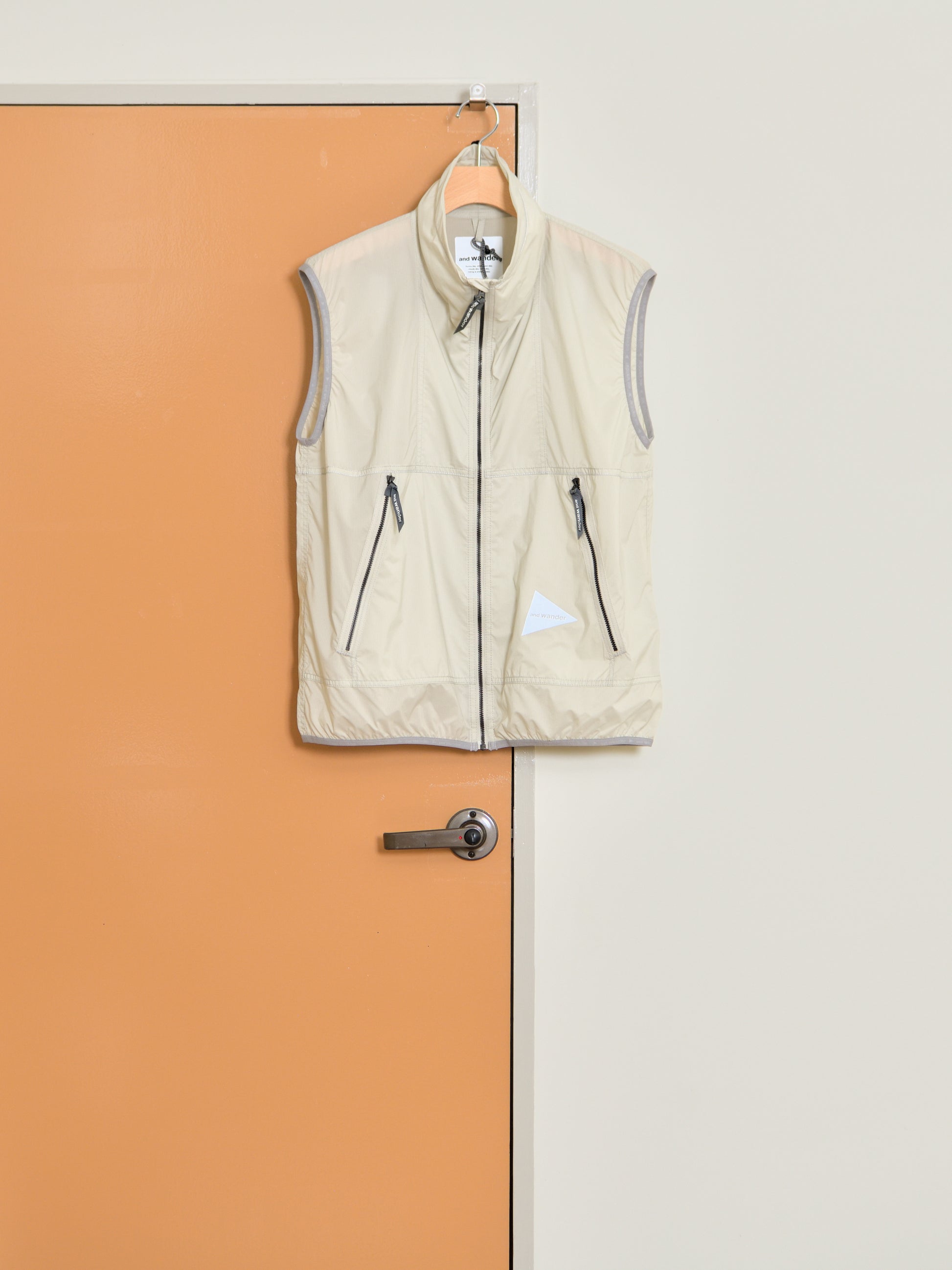 and wander アンドワンダー PERTEX wind vest 574-6121017 ベスト パーテックス アウトドア 快適 lightberge ライトベージュ 日本 名古屋 セレクトショップ THIRD PLACE サードプレイス 名古屋 愛知県 東海 セレクトショップ THIRD PLACE サードプレイス