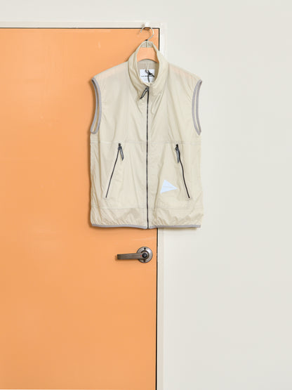 and wander アンドワンダー PERTEX wind vest 574-6121017 ベスト パーテックス アウトドア 快適 lightberge ライトベージュ 日本 名古屋 セレクトショップ THIRD PLACE サードプレイス 名古屋 愛知県 東海 セレクトショップ THIRD PLACE サードプレイス
